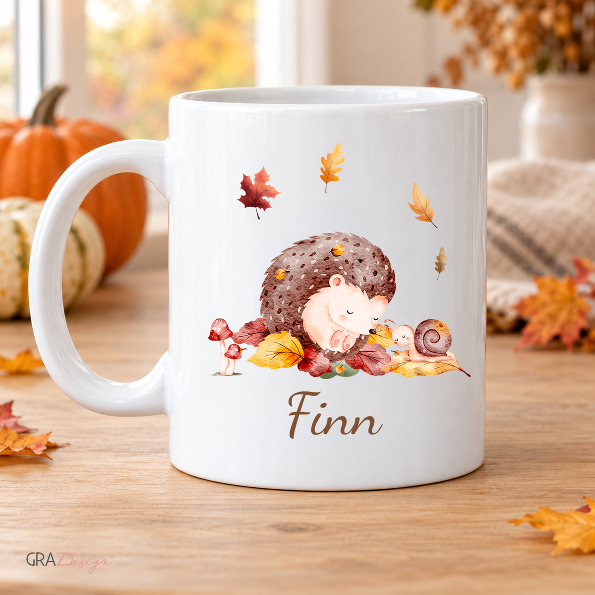 Personalisierte Herbsttasse mit igel in herbstlicher Tischszene