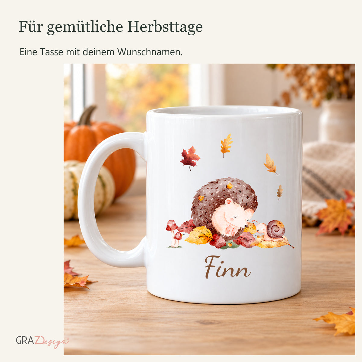 Herbsttasse mit igel und Name auf einem Holztisch