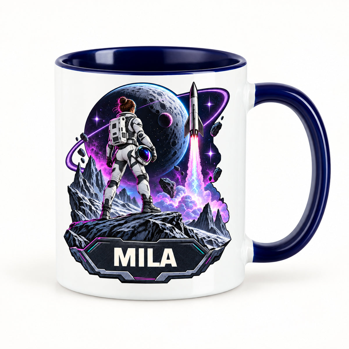 Personalisierte Weltall-Tasse Mondmission mit Beispielname MILA und dunkelblauem Henkel