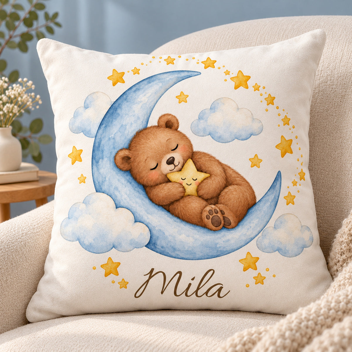 Sternenkuscheln: personalisierter Kissenbezug mit Bär, Mond und Beispielname Mila – Druckdetail