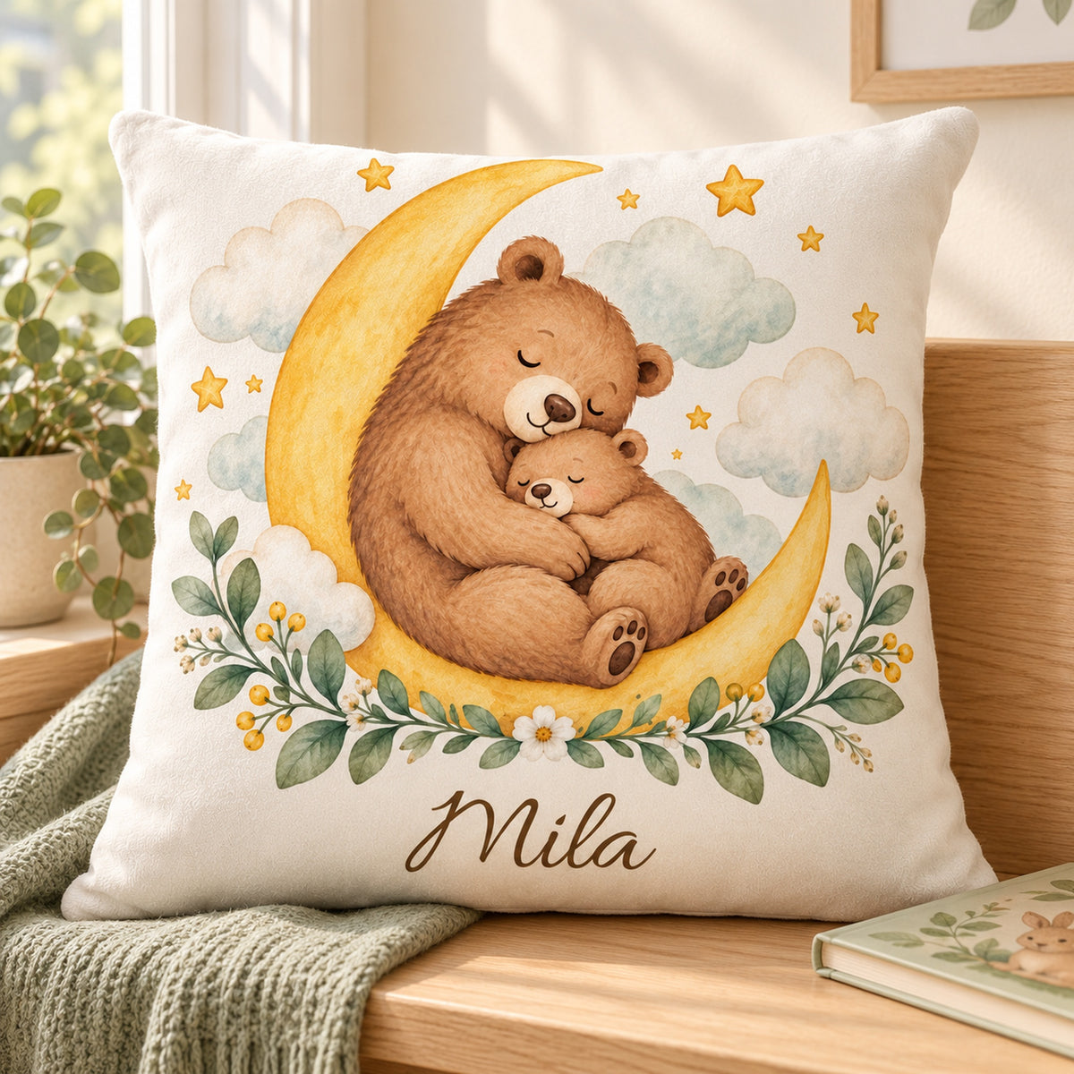 Bärenkuscheln: personalisierter Kissenbezug mit Bär, Mond und Beispielname Mila – Leseecke