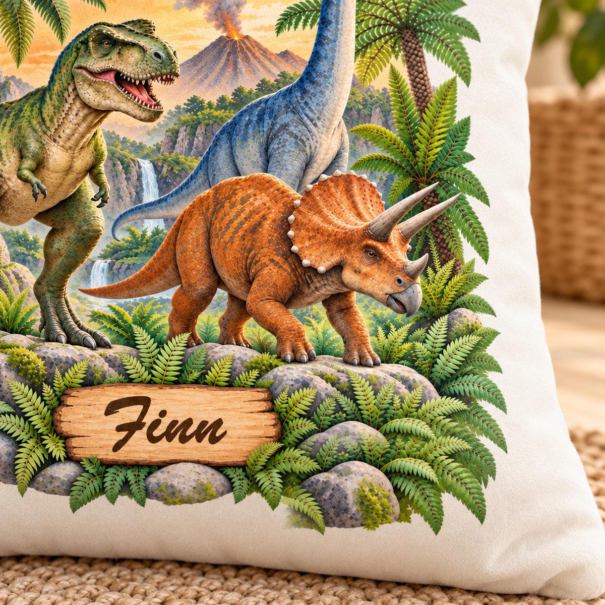 Dinosaurier-Kissenbezug Vulkantal, 40 × 40 cm, mit Beispielname Finn – Motivdetail.