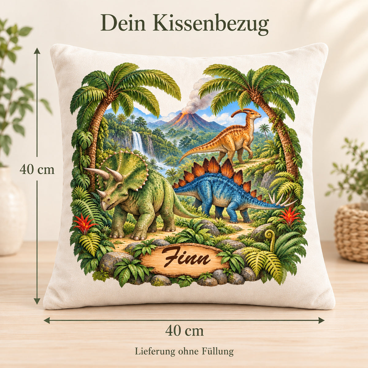 Dinosaurier-Kissenbezug Urwaldpfad, 40 × 40 cm, mit Beispielname Finn – Abmessungen.