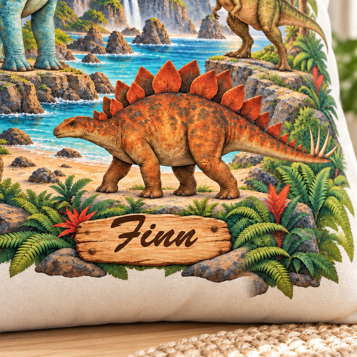 Dinosaurier-Kissenbezug Vulkaninsel, 40 × 40 cm, mit Beispielname Finn – Motivdetail.
