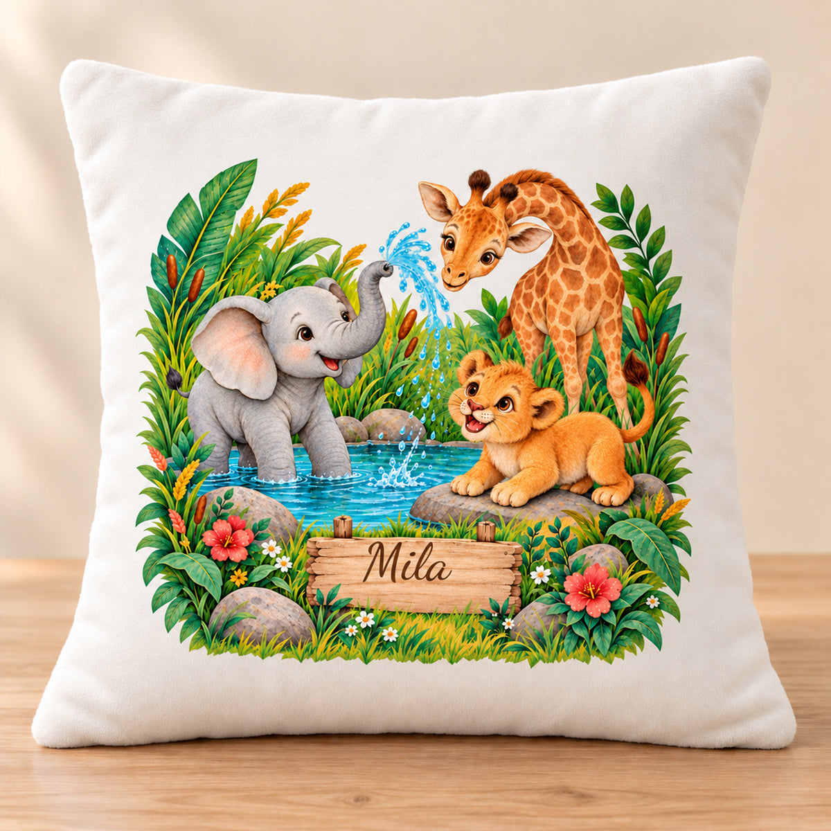 Abenteuer am Wasserloch: Hauptbild des personalisierten Safari-Kissenbezugs mit Beispielname Mila.