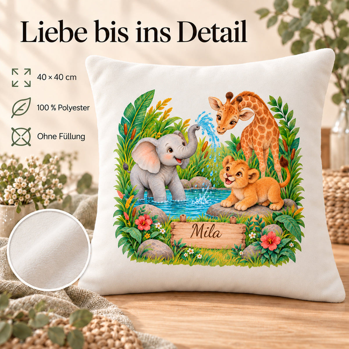 Abenteuer am Wasserloch: Produktdetails des personalisierten Safari-Kissenbezugs mit Beispielname Mila.