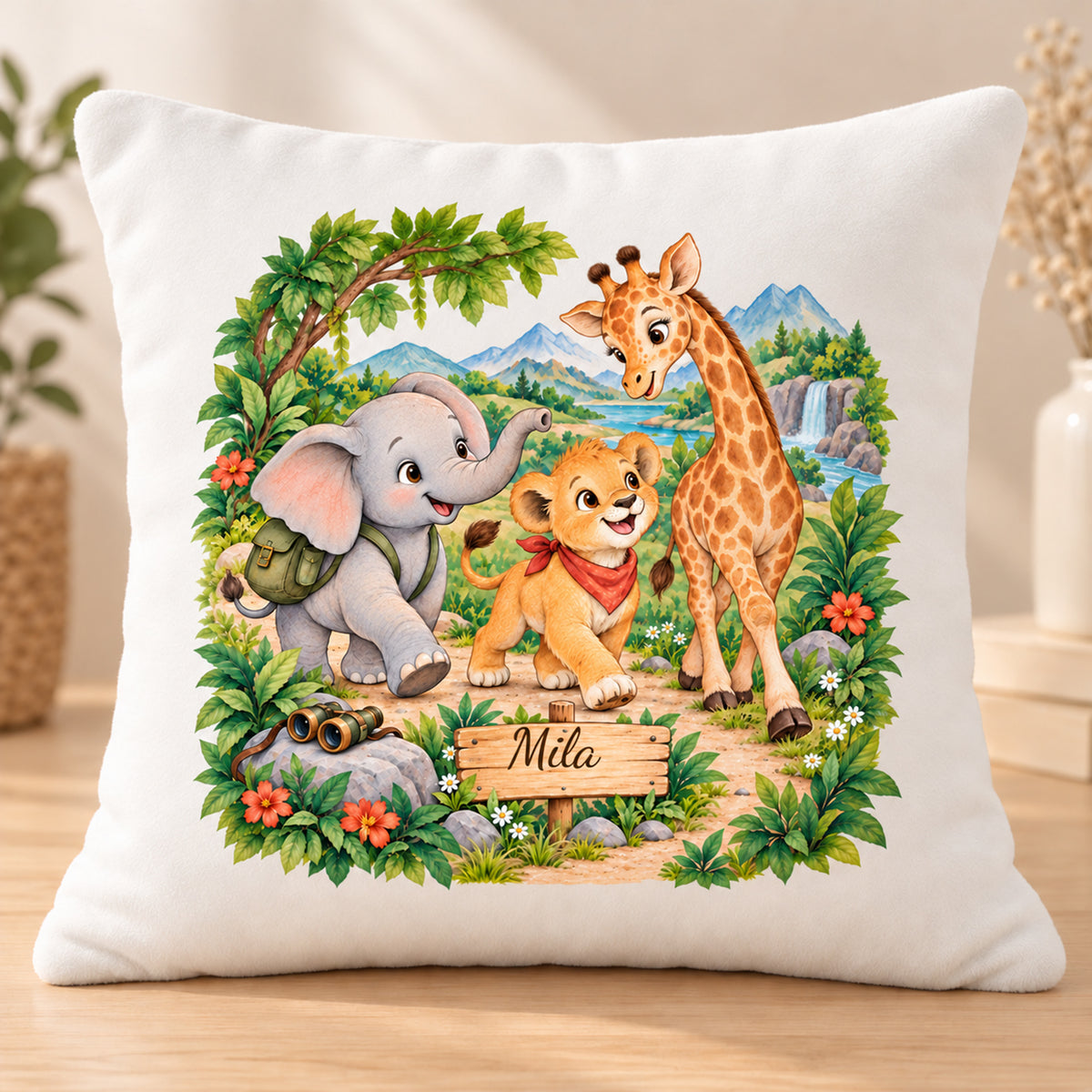 Kleine Safari-Entdecker: Hauptbild des personalisierten Safari-Kissenbezugs mit Beispielname Mila.