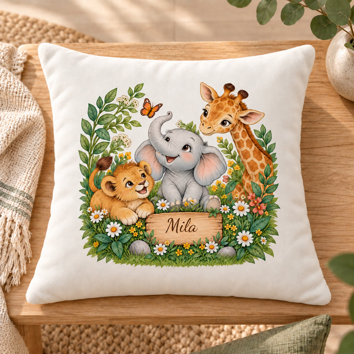 Tierfreunde auf der Blumenwiese: Frontansicht von oben des personalisierten Safari-Kissenbezugs mit Beispielname Mila.