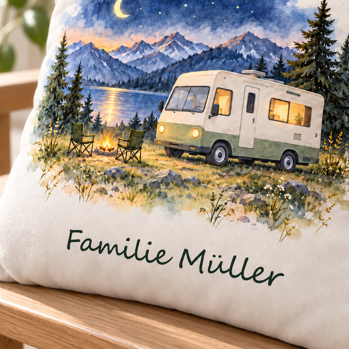 Druckdetail: personalisierter Wohnmobil-Kissenbezug Sternennacht, 40 × 40 cm, Beispiel Familie Müller
