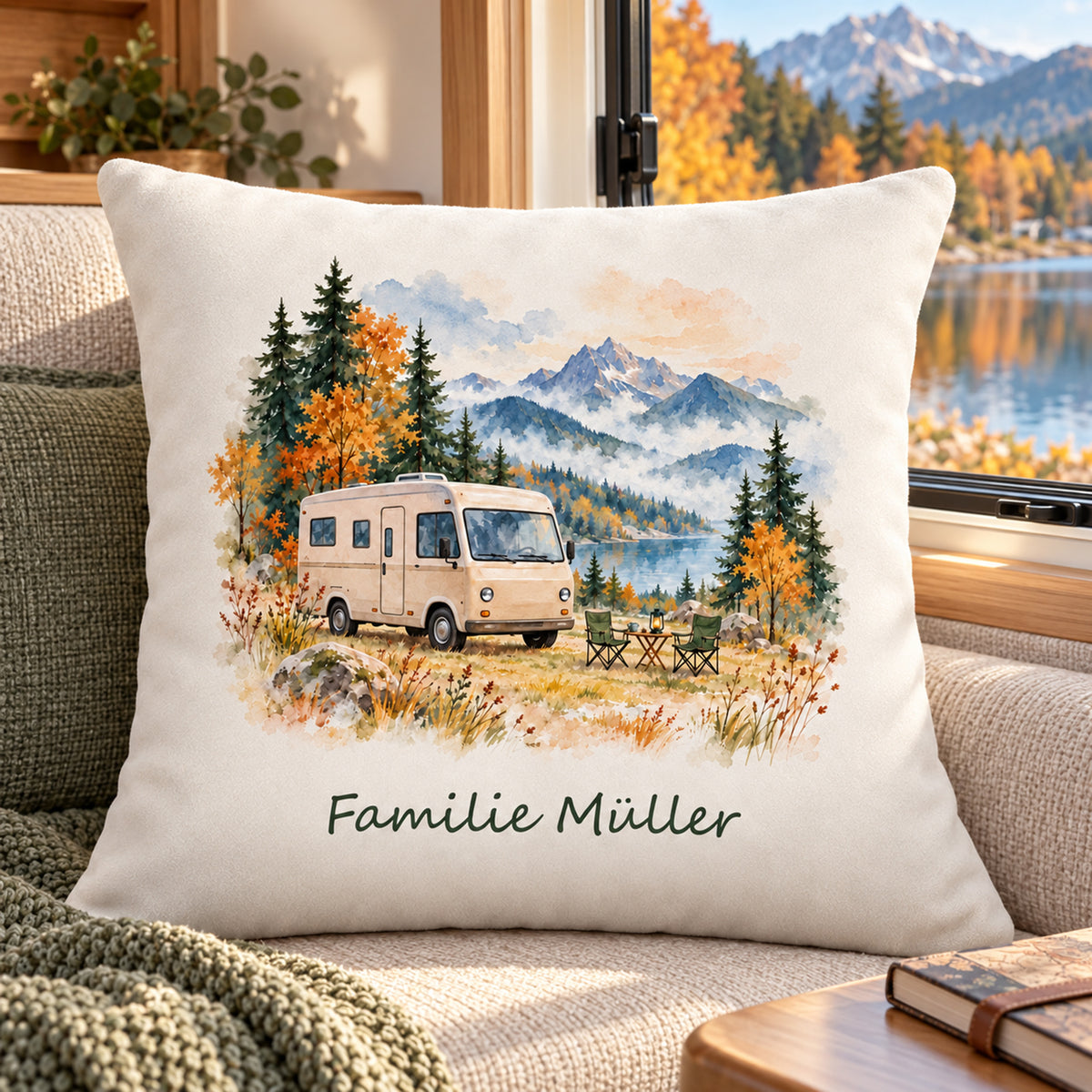 Lifestyle: personalisierter Wohnmobil-Kissenbezug Herbstcamp, 40 × 40 cm, Beispiel Familie Müller