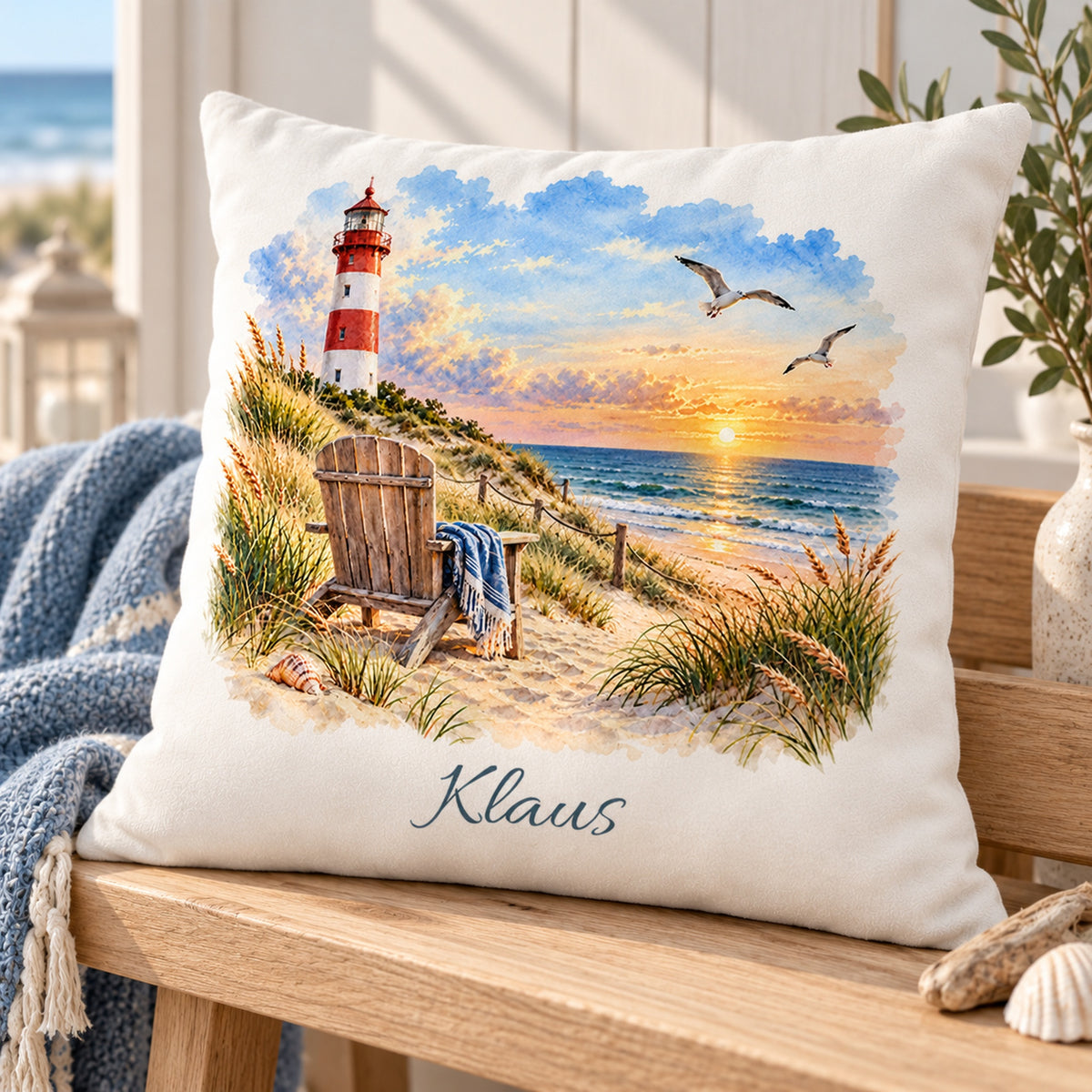 Lieblingsplatz am Meer: Kissenbezug mit Leuchtturm und Beispielname Klaus – Schrägansicht