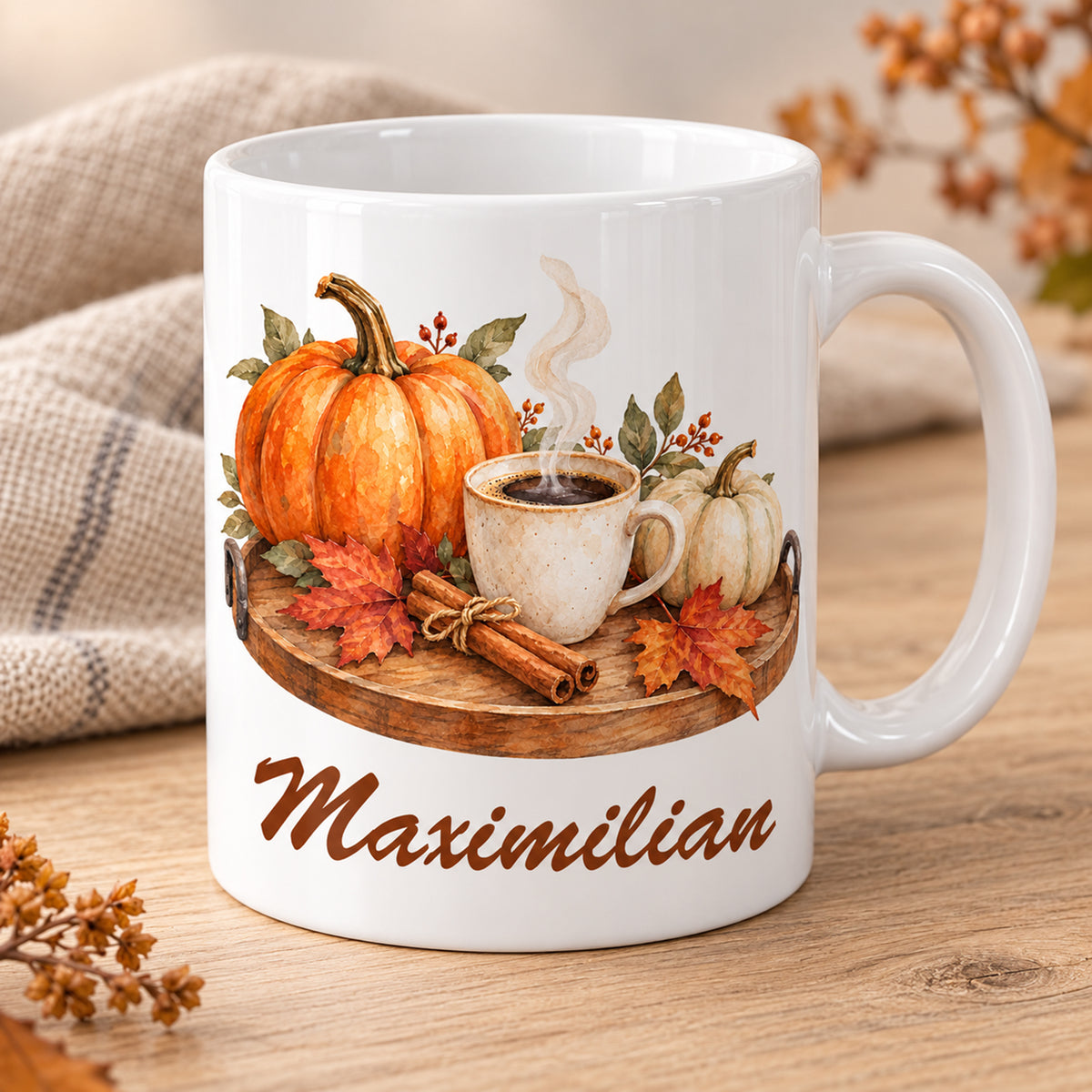 Schrägansicht: weiße personalisierte Herbst-Tasse mit Motiv Kürbiskaffee am Morgen und Beispielname Maximilian