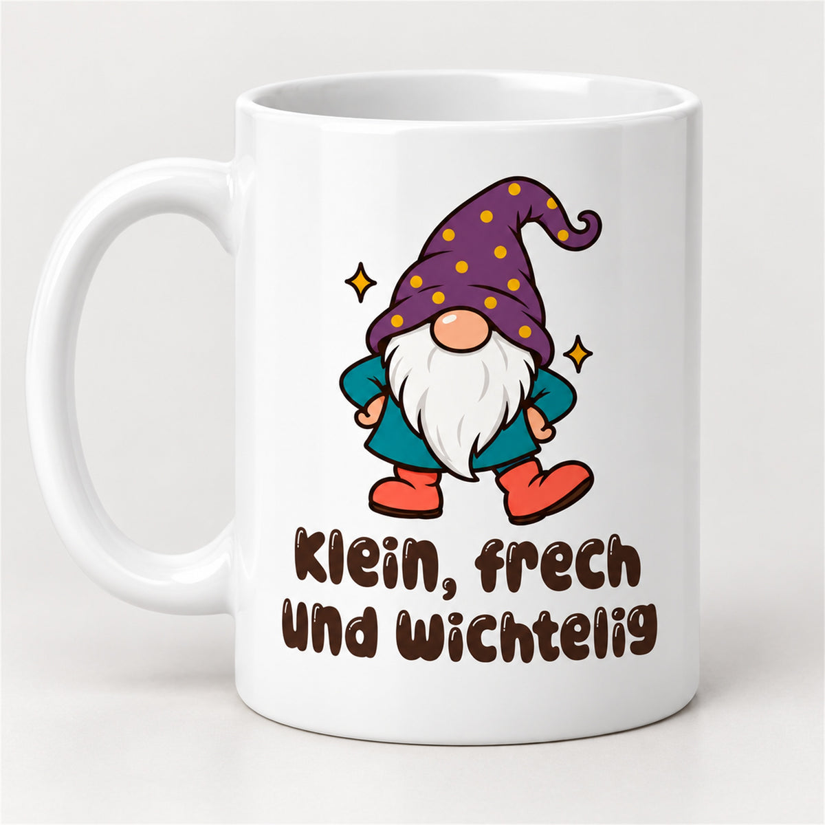 Weiße Wichteltasse mit dem Spruch „Klein, frech und wichtelig“ – Ansicht 2