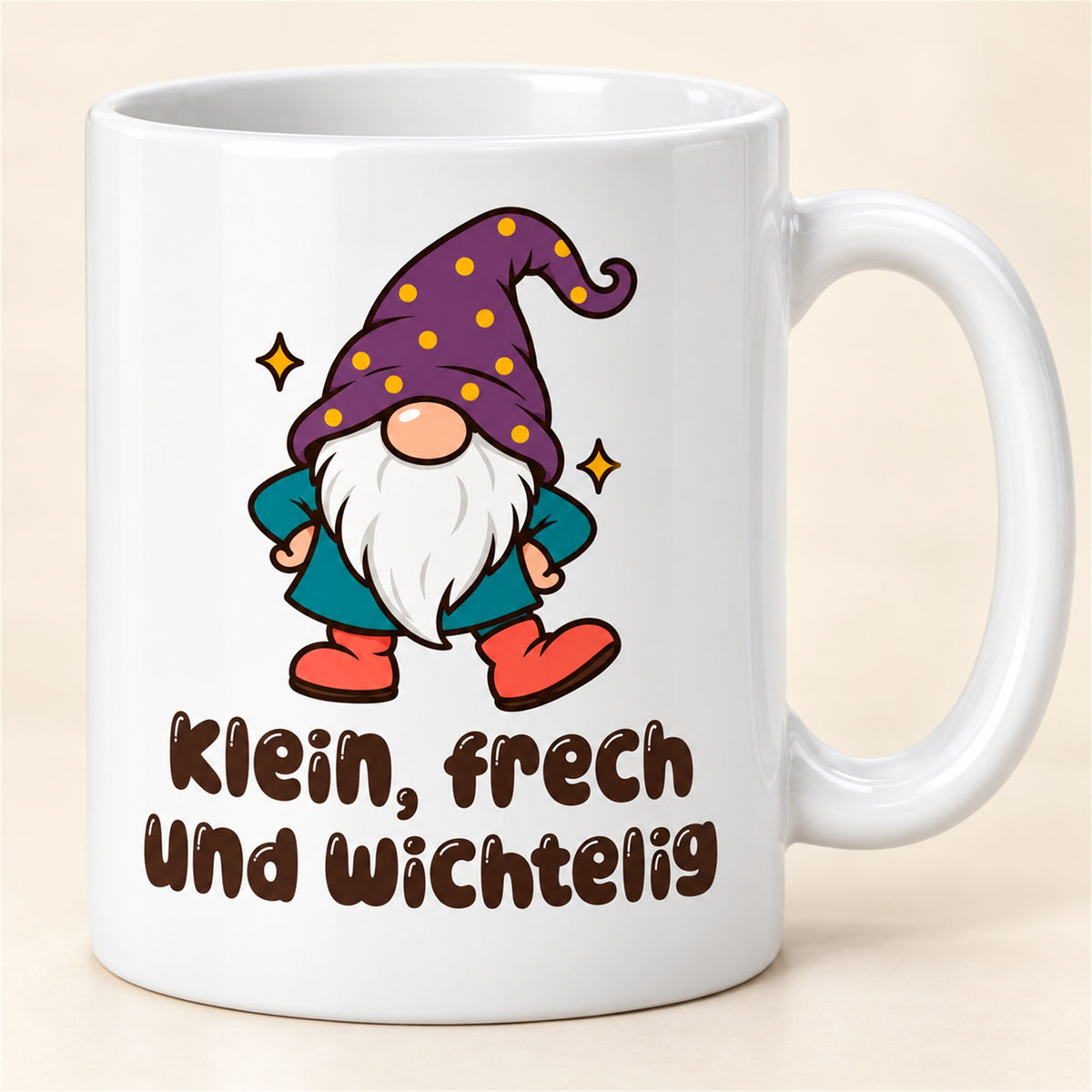 Weiße Wichteltasse mit dem Spruch „Klein, frech und wichtelig“ – Ansicht 5