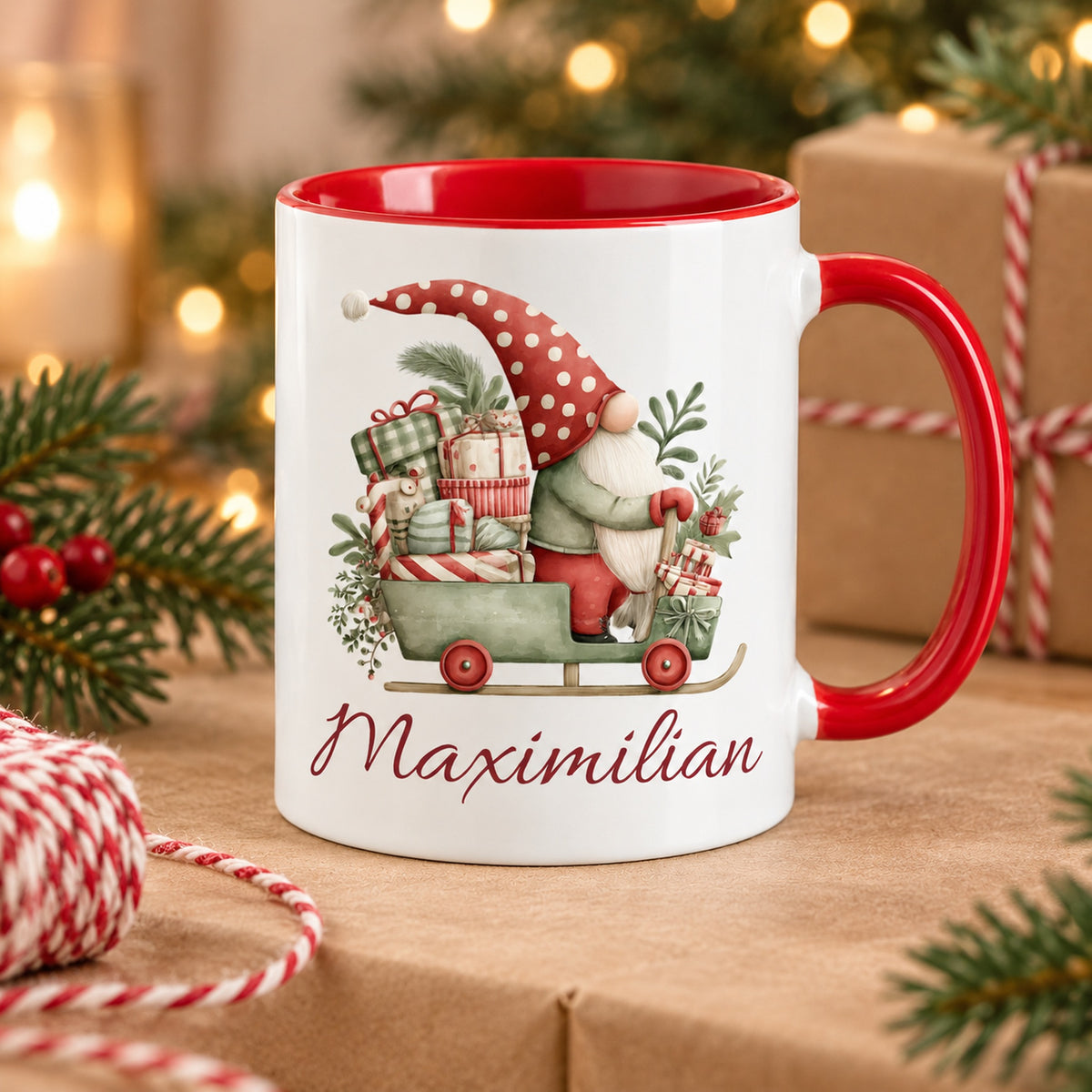 Personalisierte Weihnachtswichtel-Tasse Geschenkschlitten mit roter Innenseite und rotem Henkel – in gemütlicher Weihnachtsszene