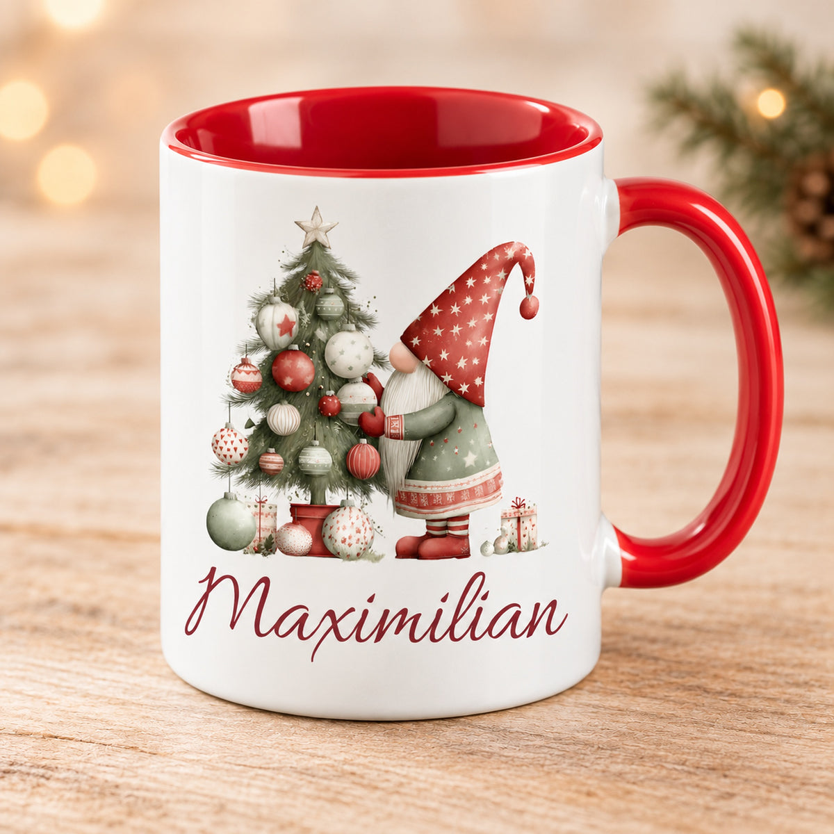 Personalisierte Weihnachtswichtel-Tasse Weihnachtsbaum mit roter Innenseite und rotem Henkel – schräge Produktansicht