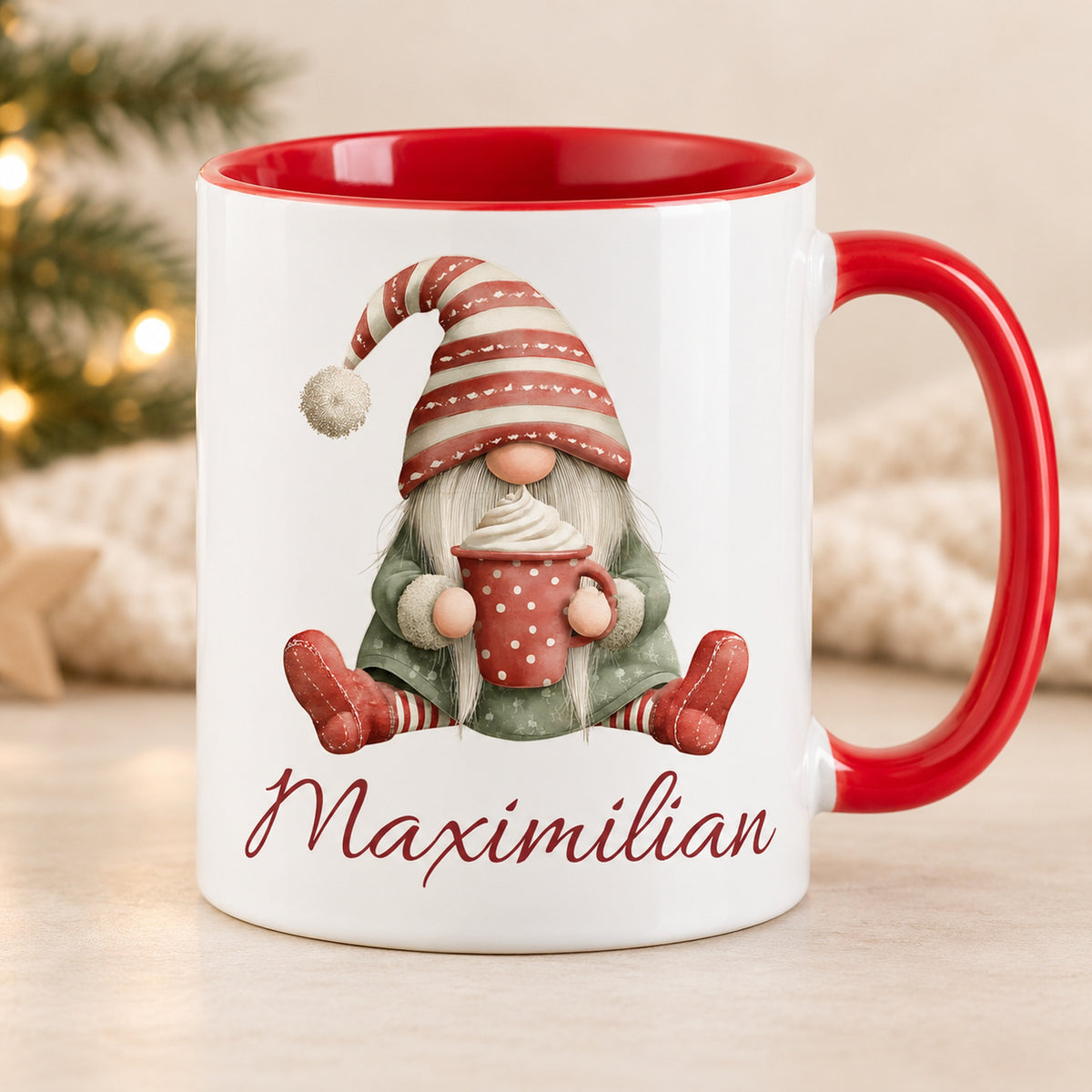 Personalisierte Weihnachtswichtel-Tasse Kakaozeit mit roter Innenseite und rotem Henkel – Vorderansicht mit Beispielname Maximilian