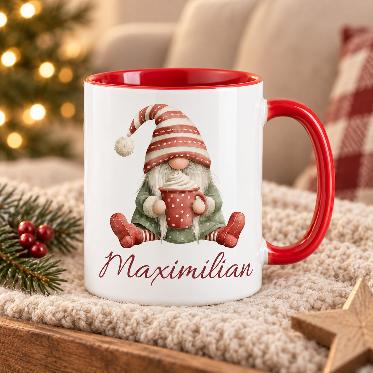 Personalisierte Weihnachtswichtel-Tasse Kakaozeit mit roter Innenseite und rotem Henkel – in gemütlicher Weihnachtsszene