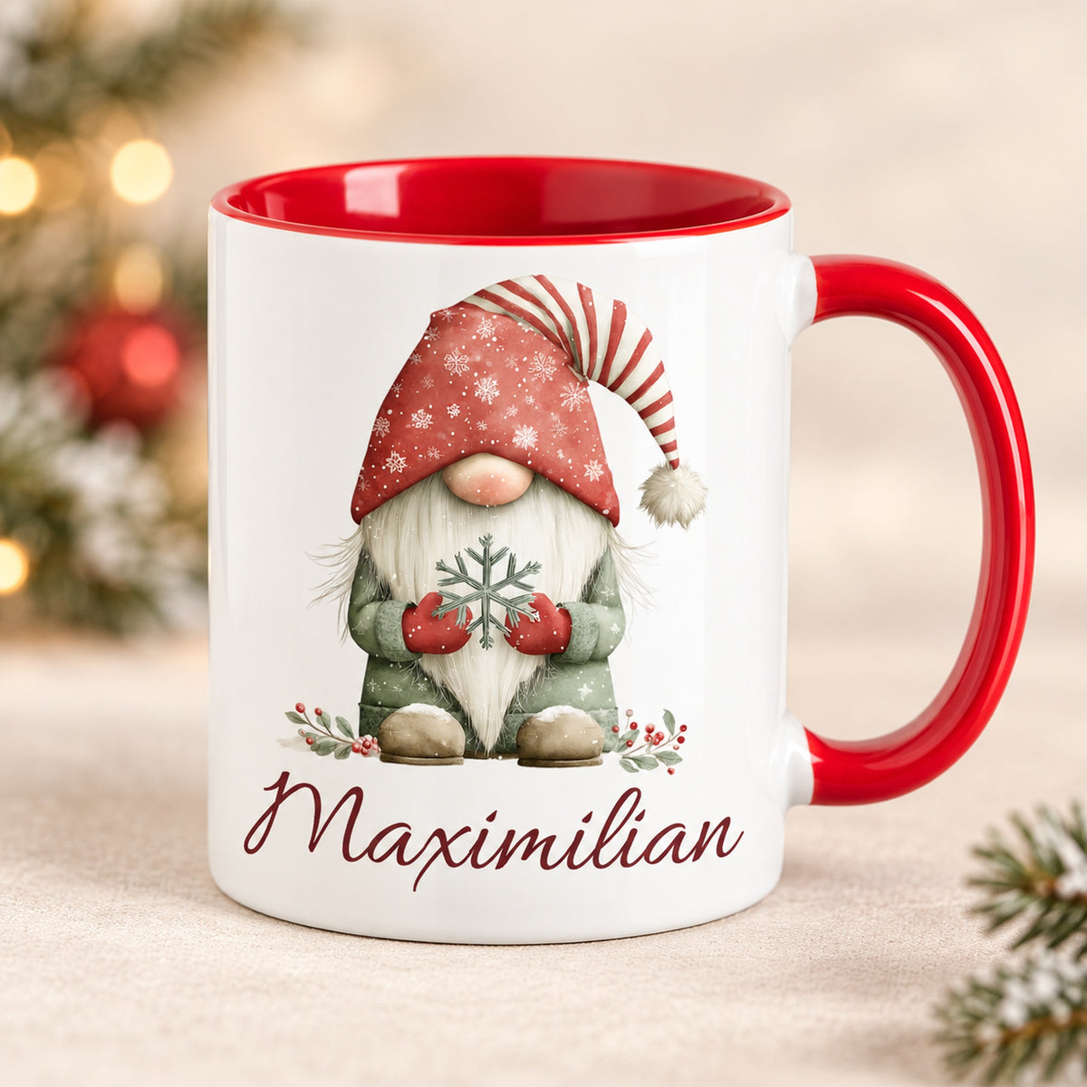 Personalisierte Weihnachtswichtel-Tasse Schneeflocke mit roter Innenseite und rotem Henkel – Vorderansicht mit Beispielname Maximilian