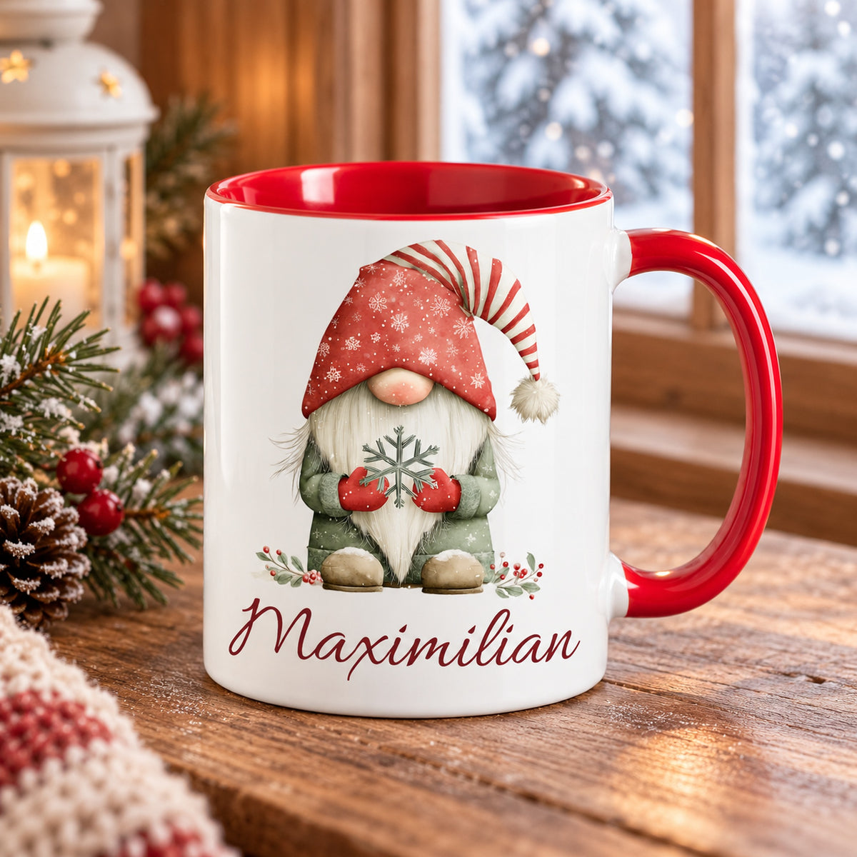 Personalisierte Weihnachtswichtel-Tasse Schneeflocke mit roter Innenseite und rotem Henkel – in gemütlicher Weihnachtsszene