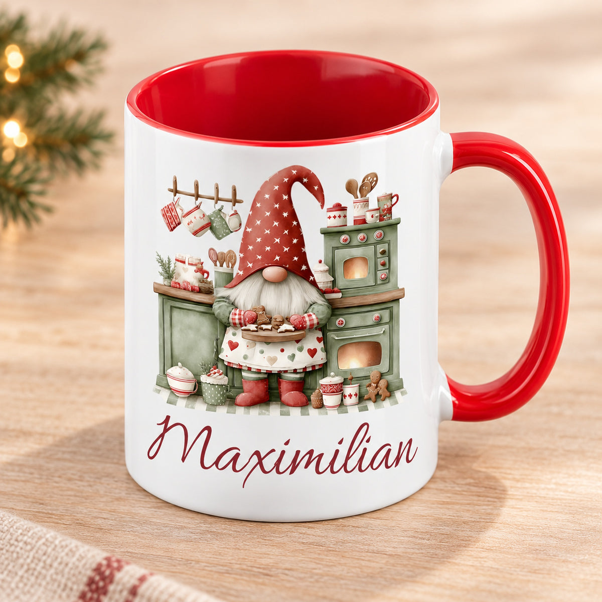 Personalisierte Weihnachtswichtel-Tasse Weihnachtsbäckerei mit roter Innenseite und rotem Henkel – schräge Produktansicht