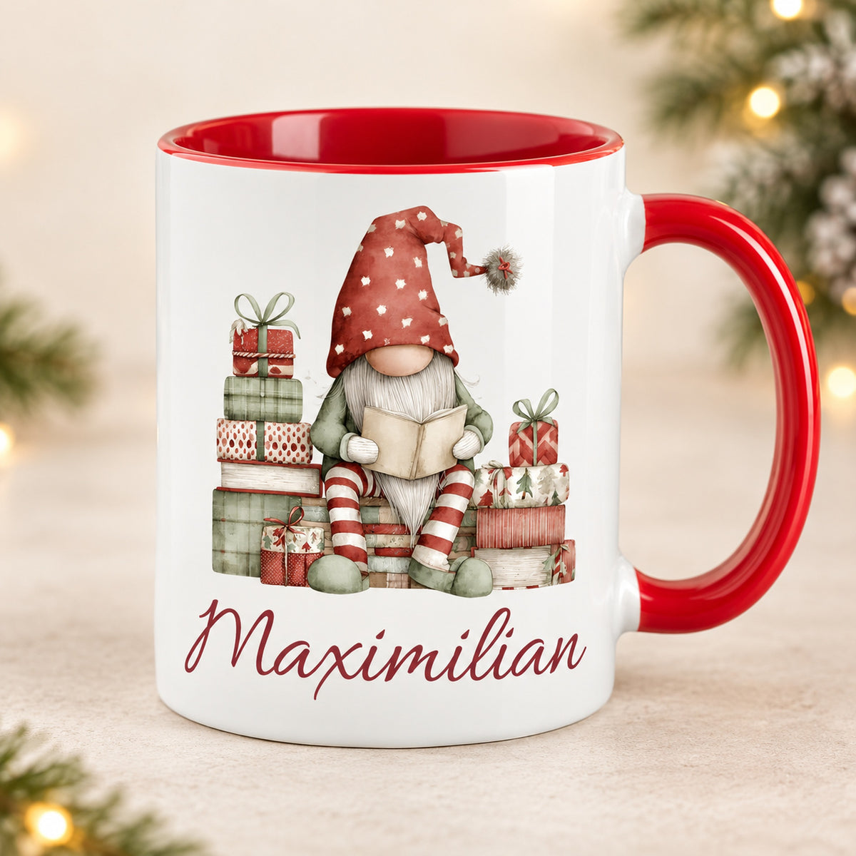 Personalisierte Weihnachtswichtel-Tasse Gemütliche Lesestunde mit roter Innenseite und rotem Henkel – Vorderansicht mit Beispielname Maximilian