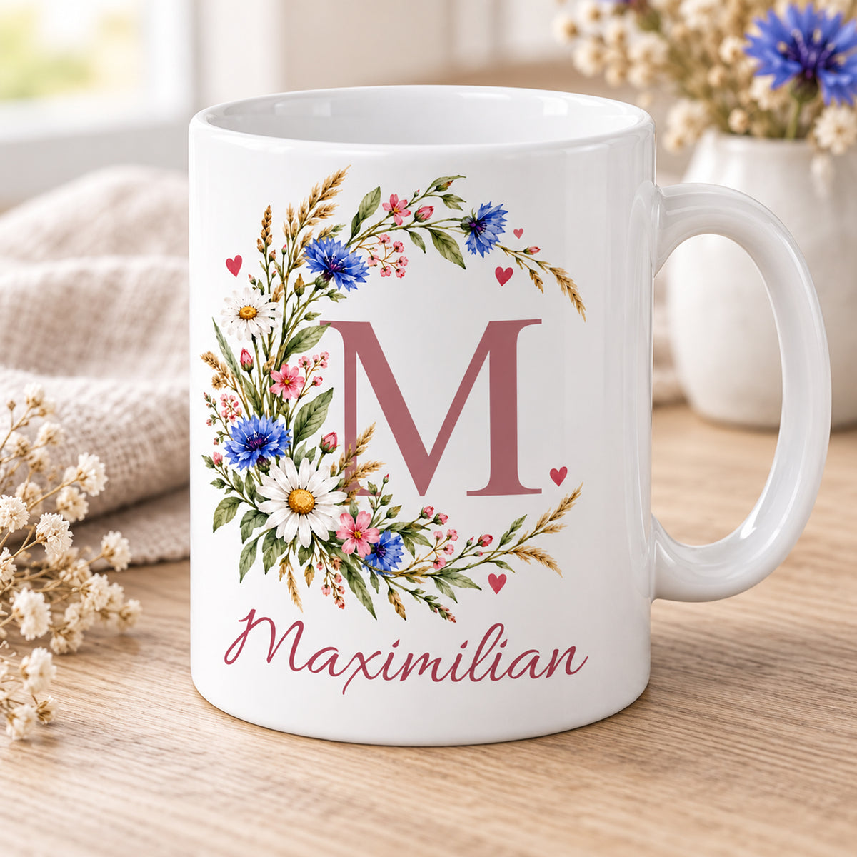 Weiße personalisierte Keramiktasse Wiesenbogen mit floralem Monogramm – Schrägansicht