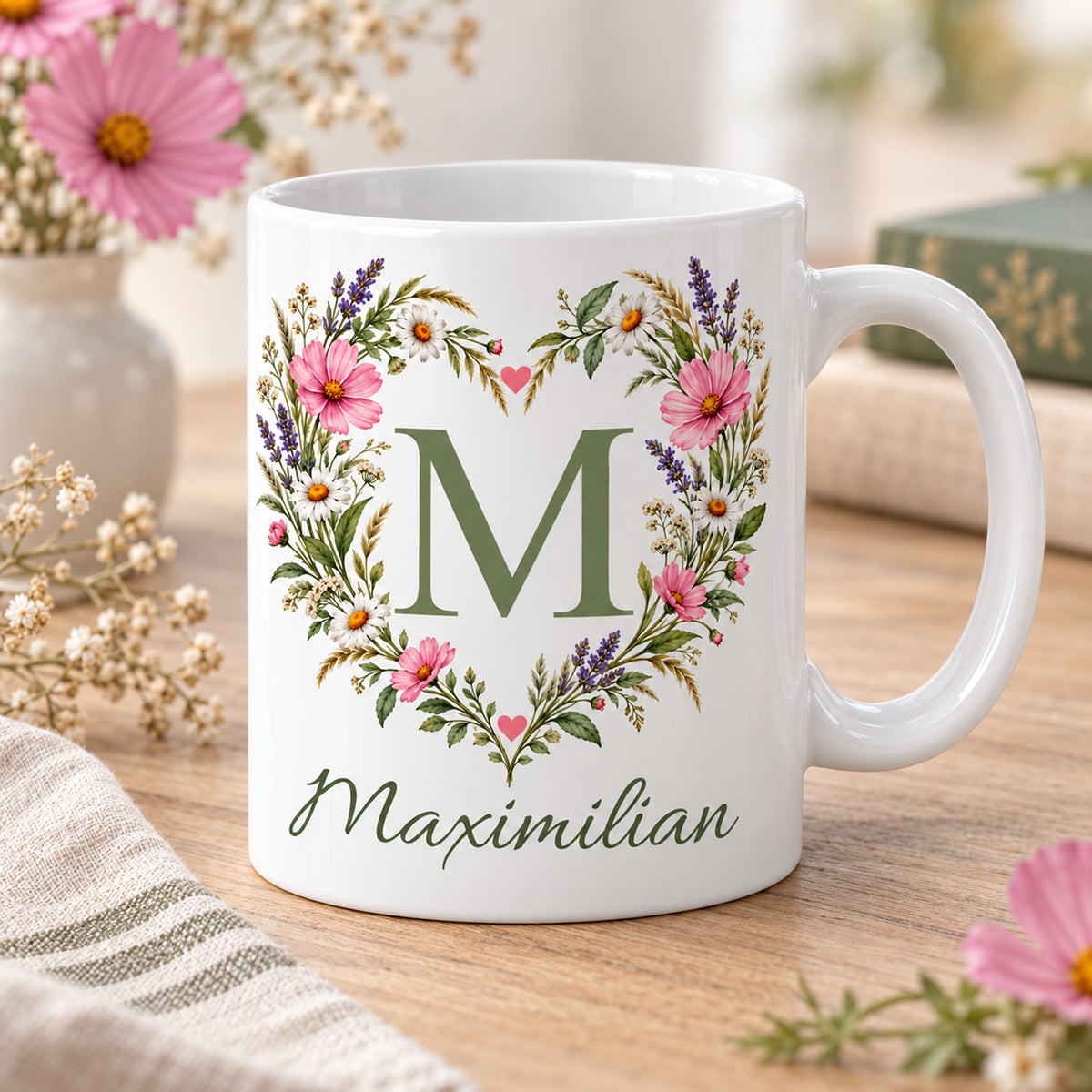 Weiße personalisierte Keramiktasse Blütenherz mit floralem Monogramm – Schrägansicht