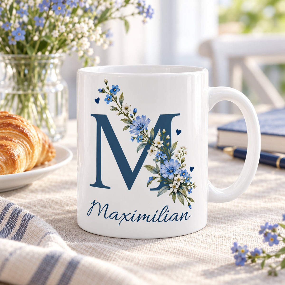 Weiße personalisierte Keramiktasse Blaue Blütenranke mit floralem Monogramm – Alltagsszene