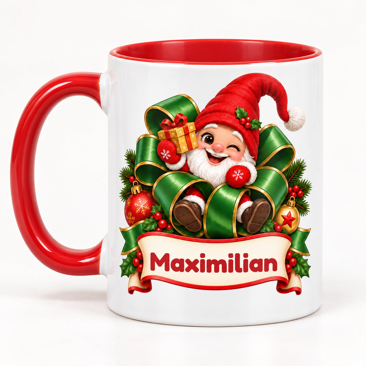 Personalisierte Weihnachtstasse Wichtel im Geschenkband, außen weiß mit rotem Henkel und roter Innenseite – andere Druckseite.