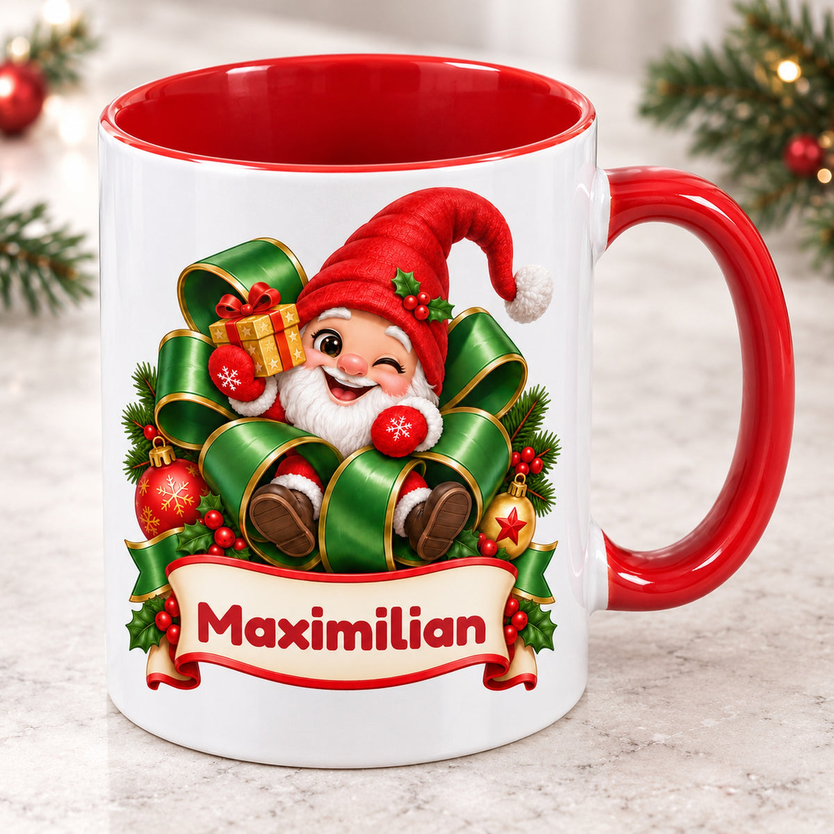 Personalisierte Weihnachtstasse Wichtel im Geschenkband, außen weiß mit rotem Henkel und roter Innenseite – schräge Perspektive.