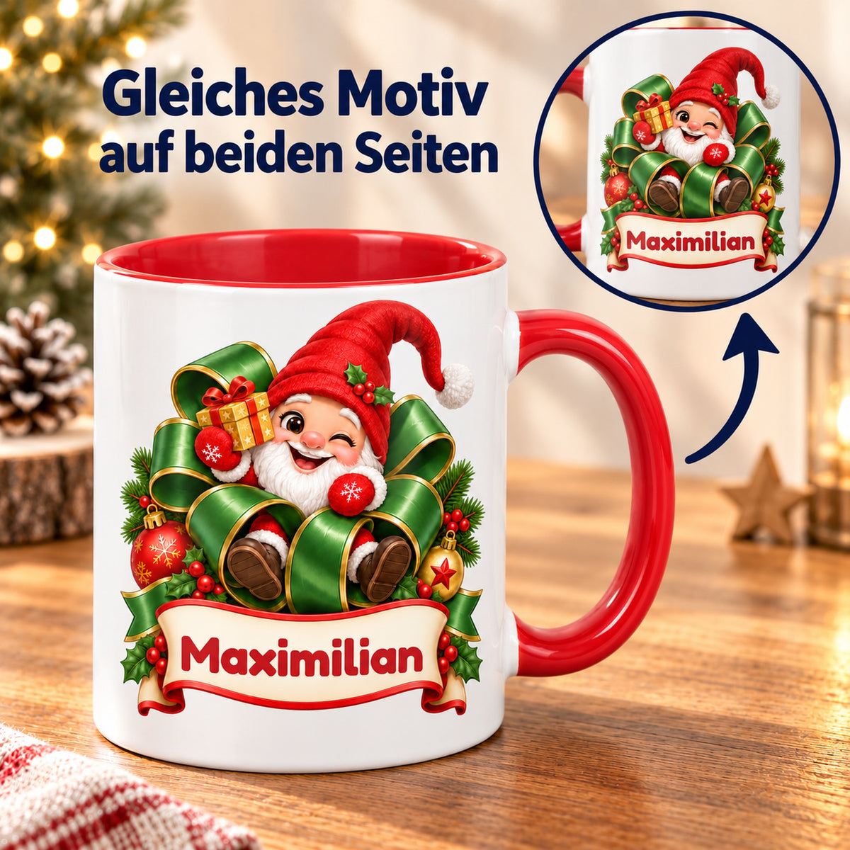Personalisierte Weihnachtstasse Wichtel im Geschenkband, außen weiß mit rotem Henkel und roter Innenseite – beidseitiger Druck mit Detailansicht.