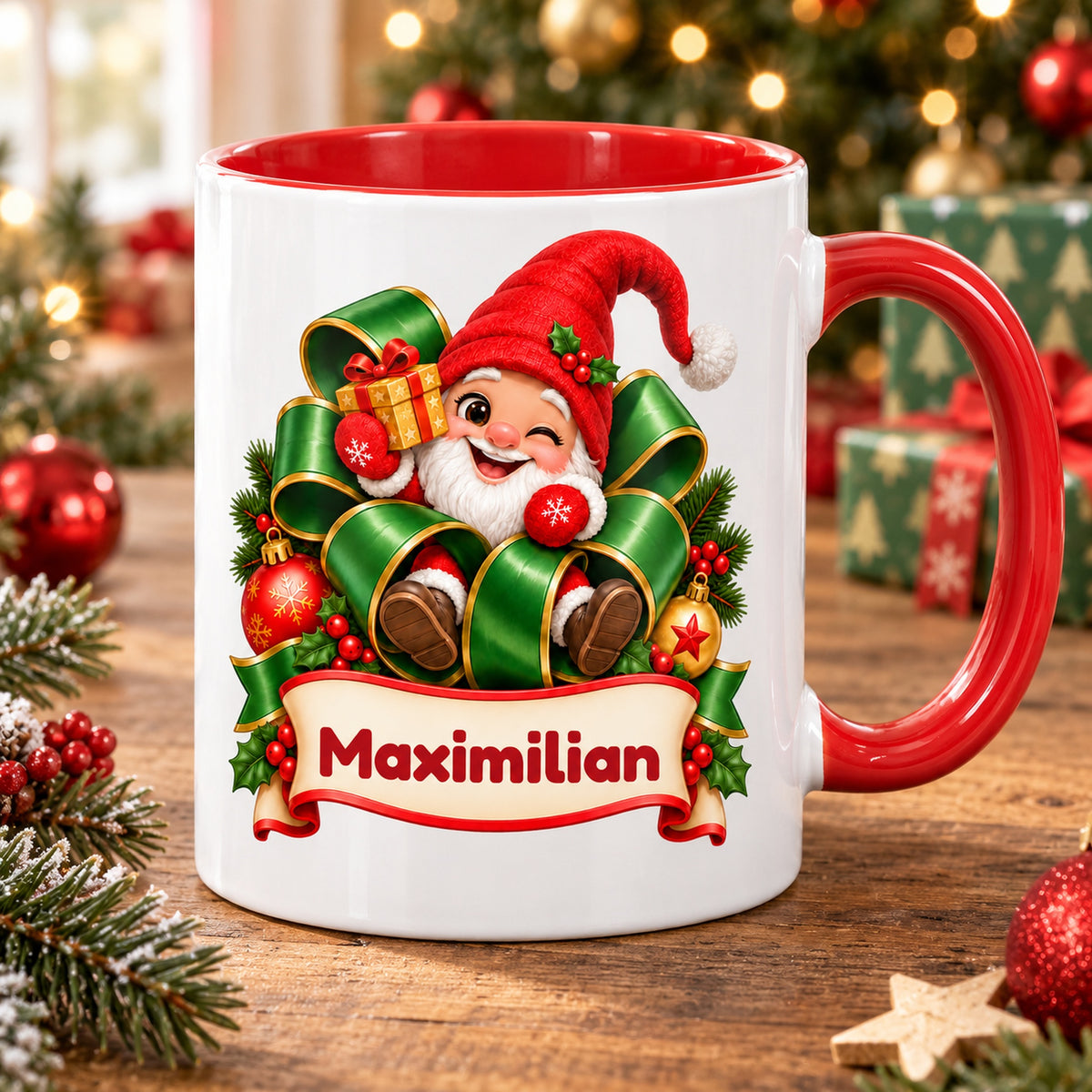 Personalisierte Weihnachtstasse Wichtel im Geschenkband, außen weiß mit rotem Henkel und roter Innenseite – Tasse in weihnachtlicher Dekoration.