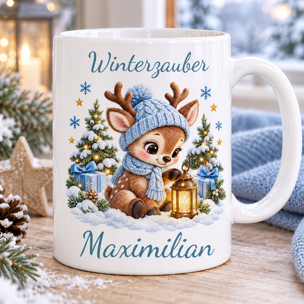 Tasse Rentier mit Namen – Mit Laterne Hellblau – Produktansicht 8, Beispielname Maximilian