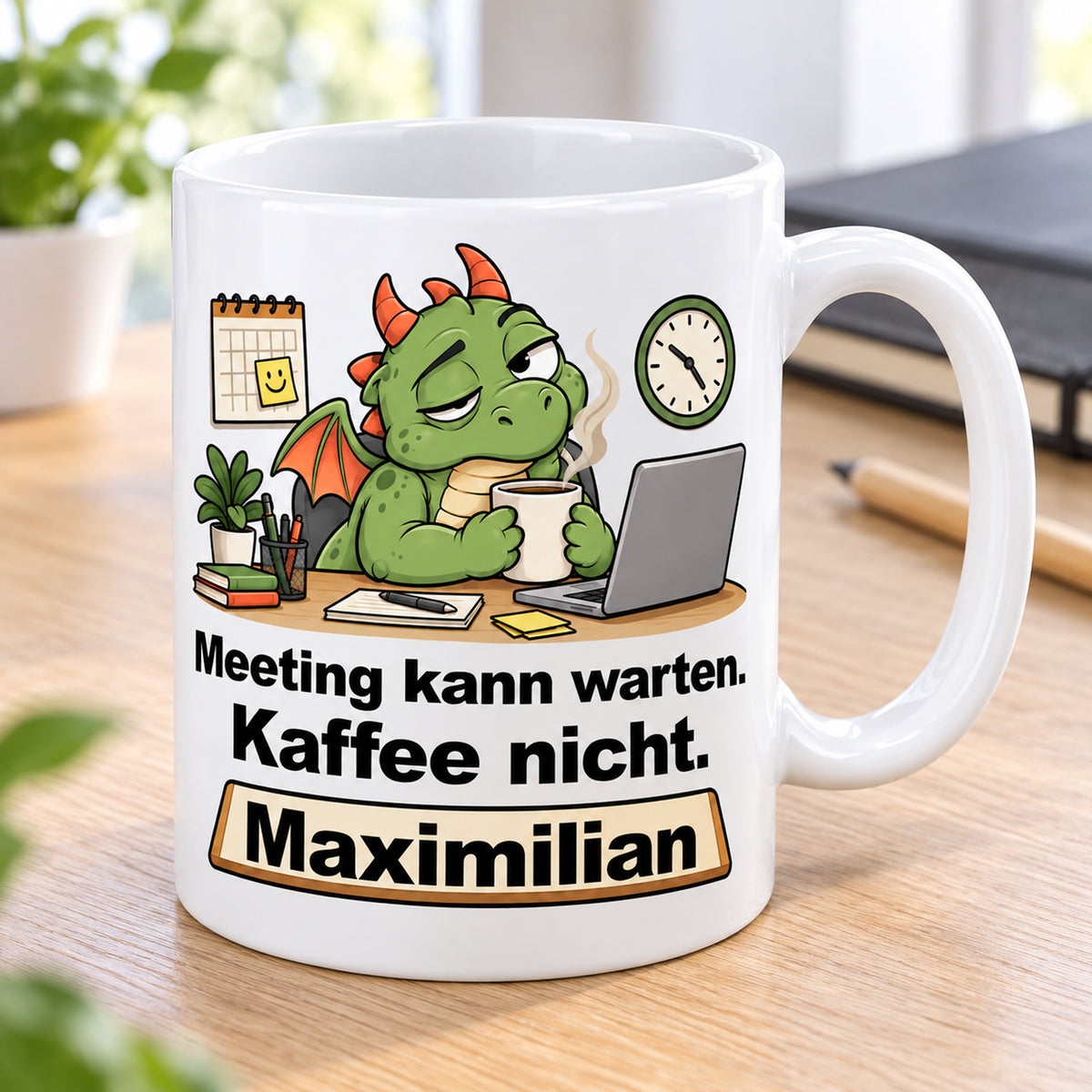 Personalisierte weiße Drachentasse mit Grüner Bürodrache, Spruch „Meeting kann warten. Kaffee nicht.“ und Wunschname – Perspektivansicht