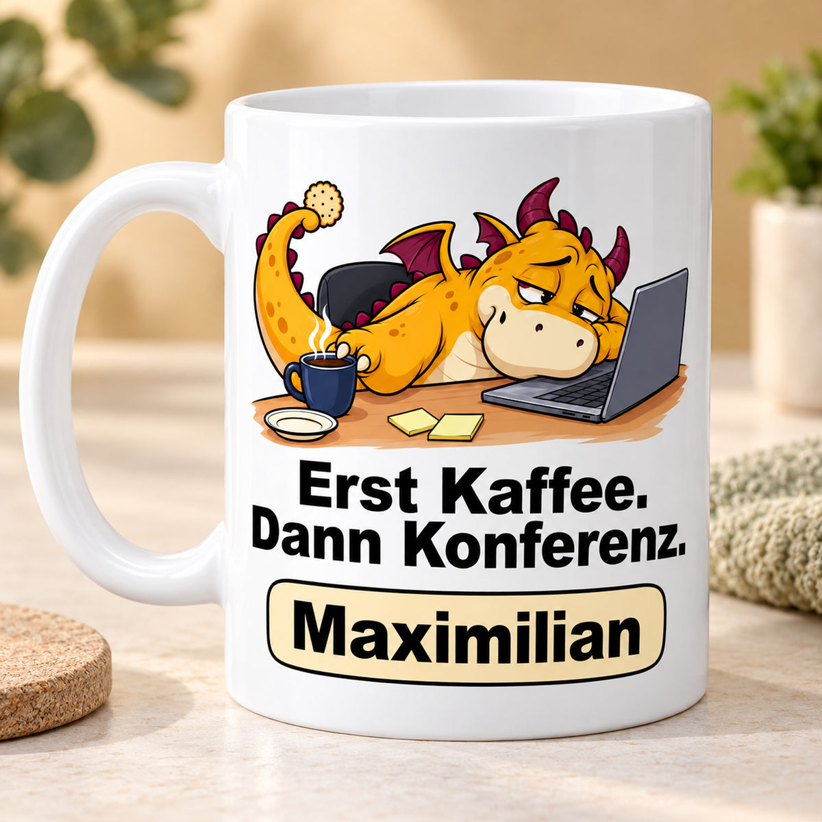 Personalisierte weiße Drachentasse mit Gelber Konferenzdrache, Spruch „Erst Kaffee. Dann Konferenz.“ und Wunschname – Zweite Druckseite