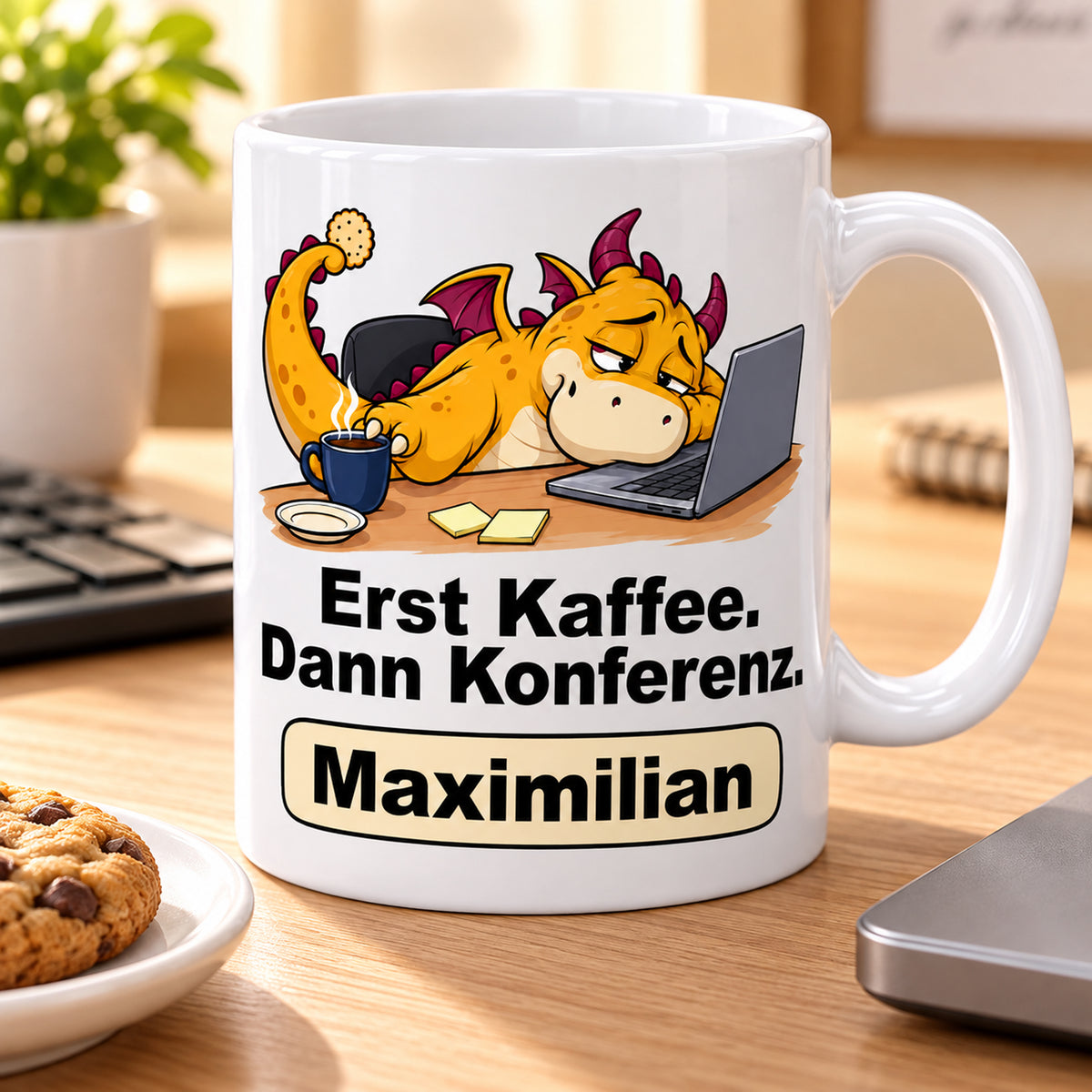 Personalisierte weiße Drachentasse mit Gelber Konferenzdrache, Spruch „Erst Kaffee. Dann Konferenz.“ und Wunschname – Kaffeepause