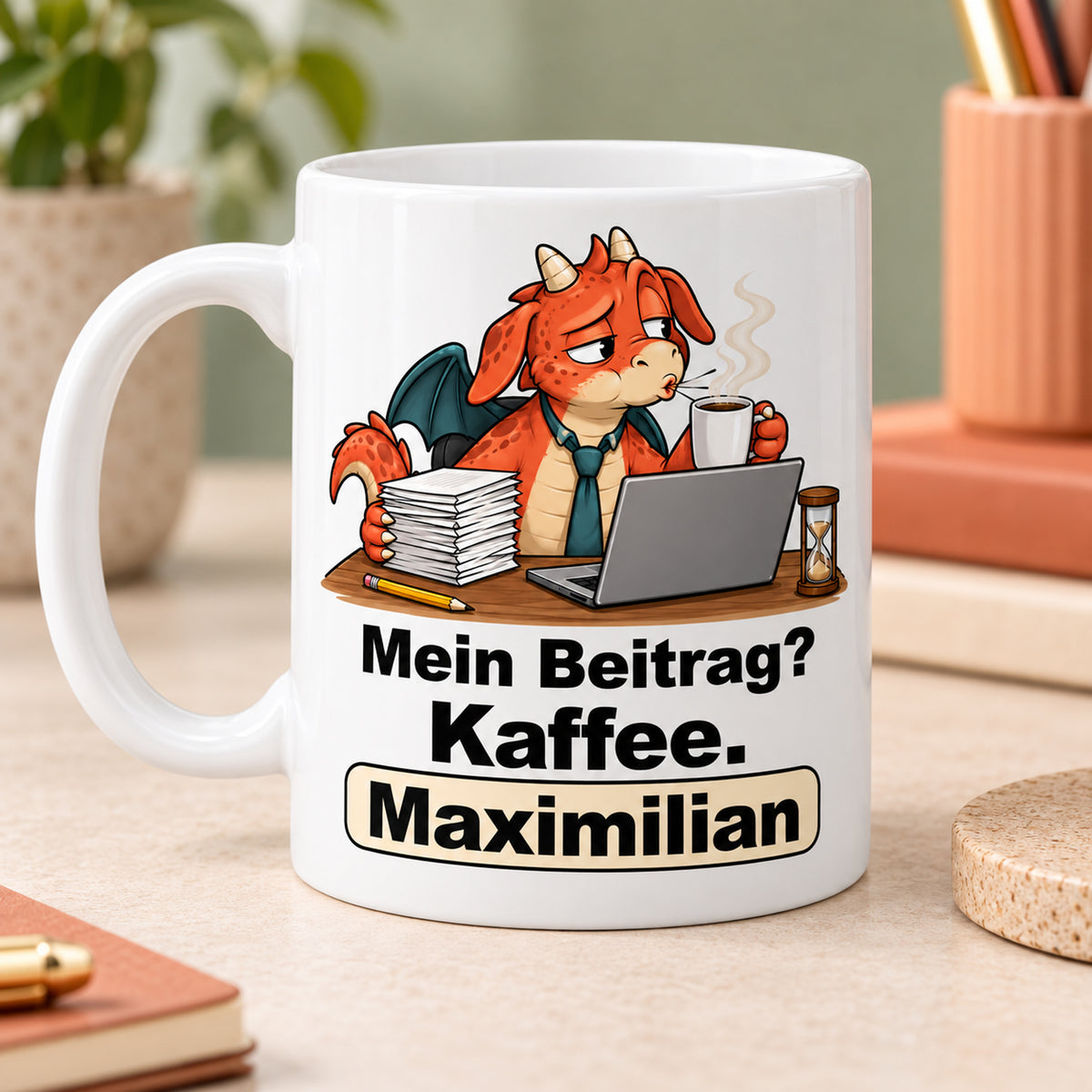 Personalisierte weiße Drachentasse mit Roter Beitragsdrache, Spruch „Mein Beitrag? Kaffee.“ und Wunschname – Zweite Druckseite