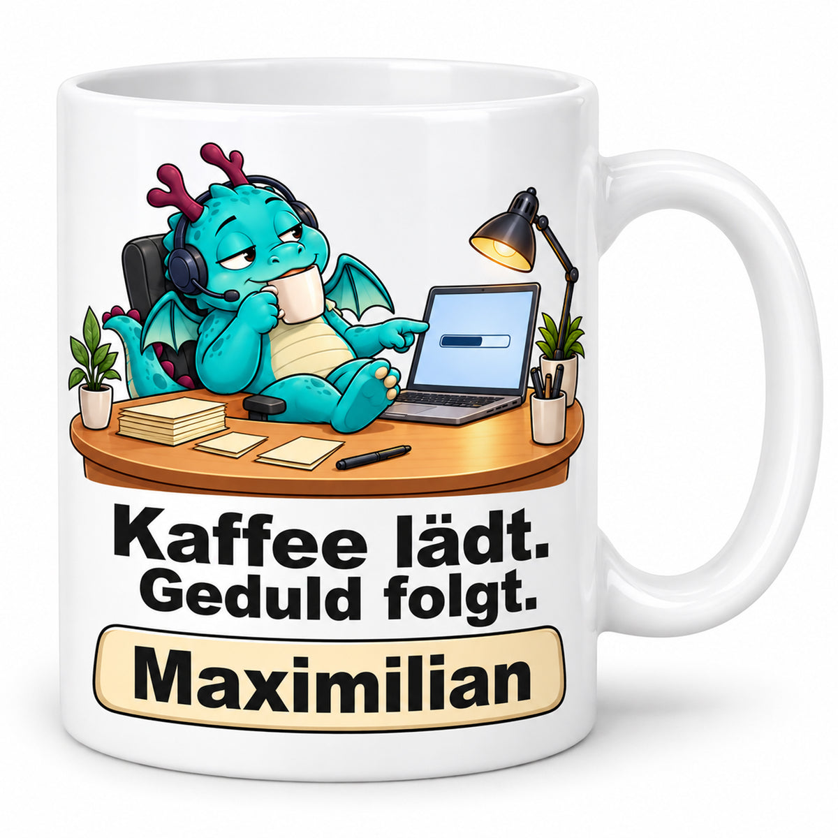 Personalisierte weiße Drachentasse mit Türkiser Headsetdrache, Spruch „Kaffee lädt. Geduld folgt.“ und Wunschname – Hauptansicht