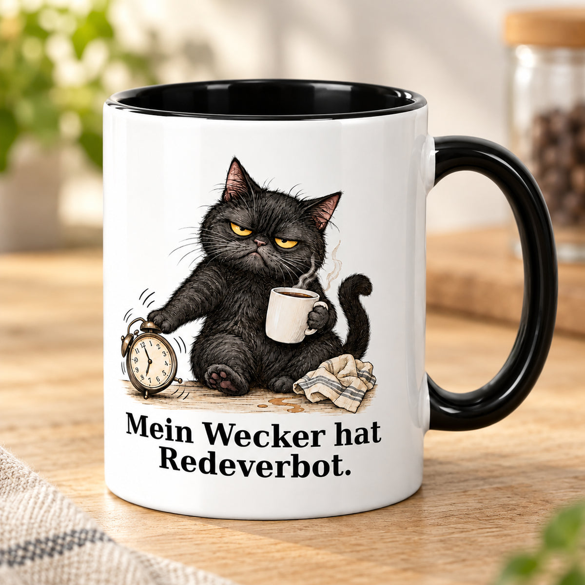 Wecker auf stumm – Schrägansicht: weiße Katzentasse mit schwarzem Henkel und Kaffeespruch