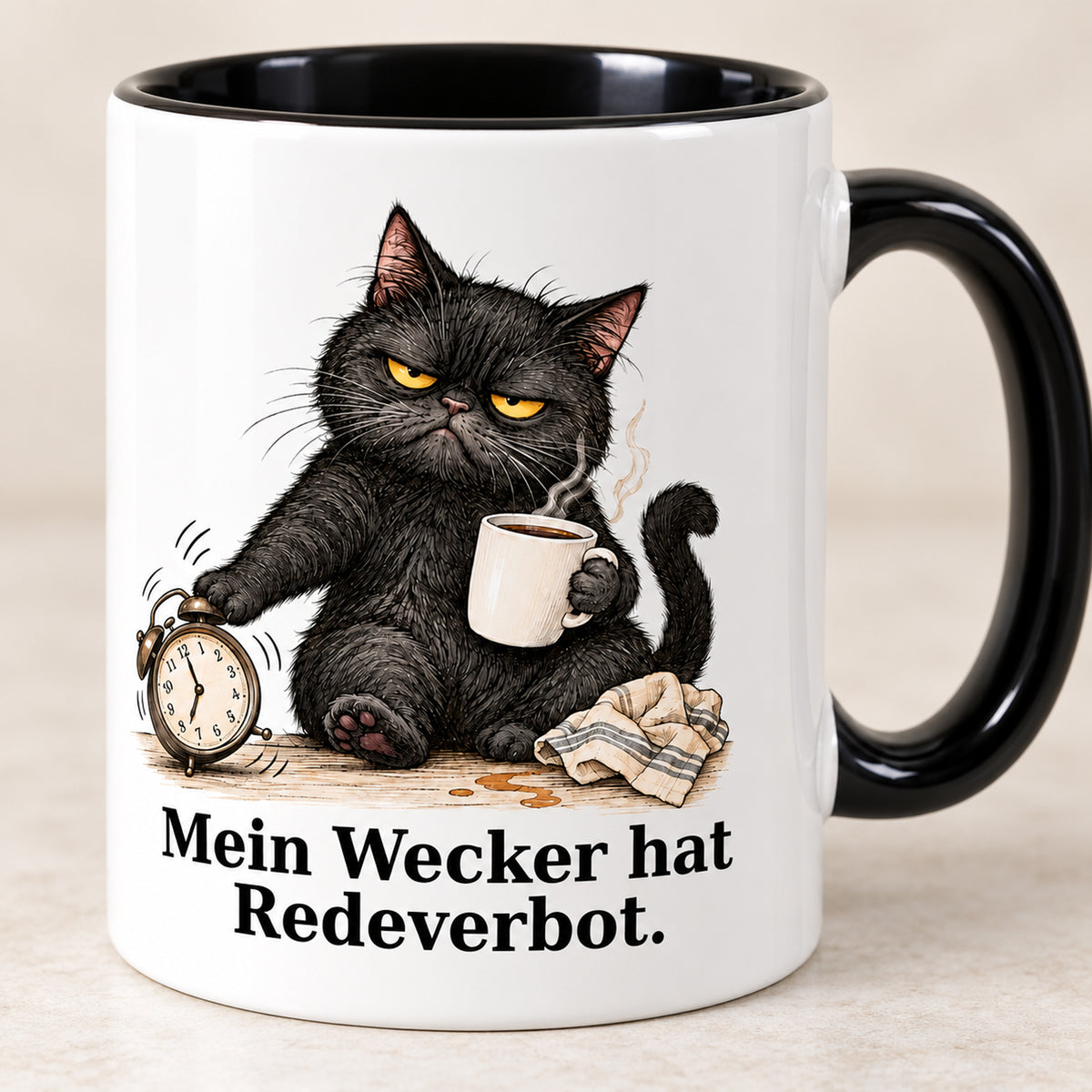 Wecker auf stumm – Motivdetail: weiße Katzentasse mit schwarzem Henkel und Kaffeespruch