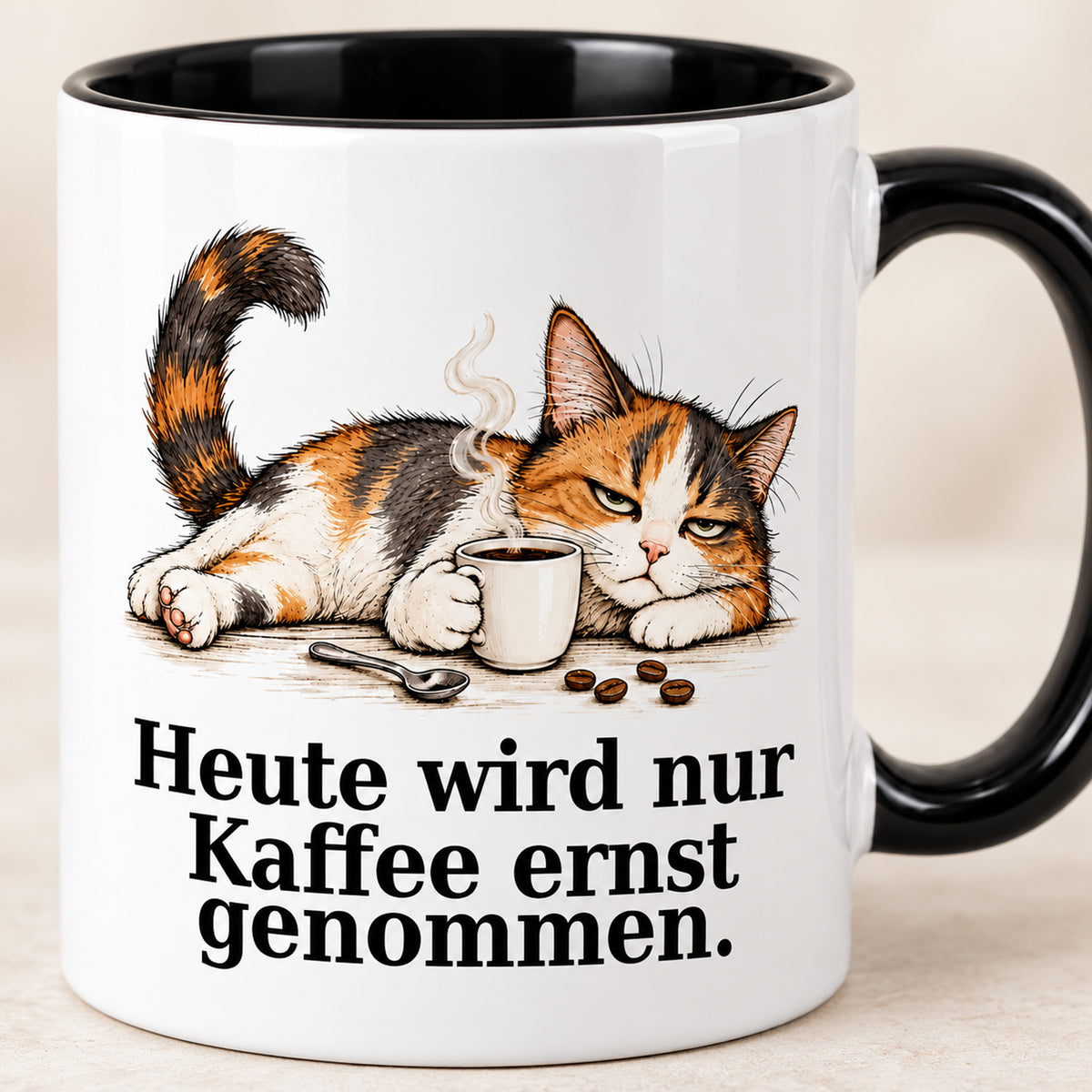 Kaffee hat Vorrang – Motivdetail: weiße Katzentasse mit schwarzem Henkel und Kaffeespruch