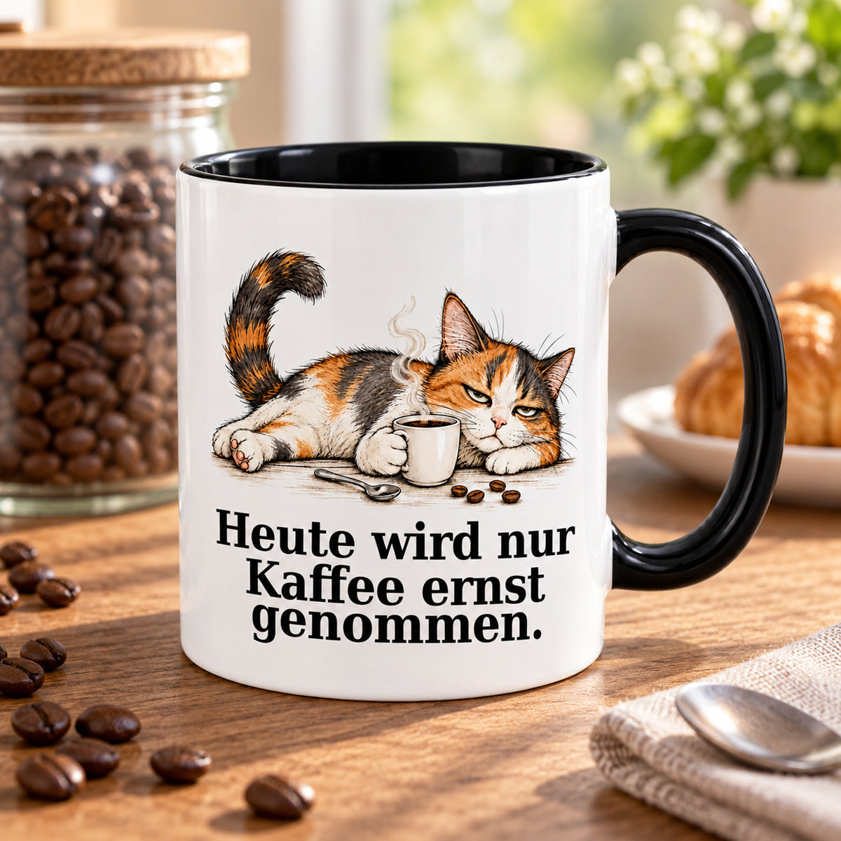 Kaffee hat Vorrang – Kaffeepause: weiße Katzentasse mit schwarzem Henkel und Kaffeespruch
