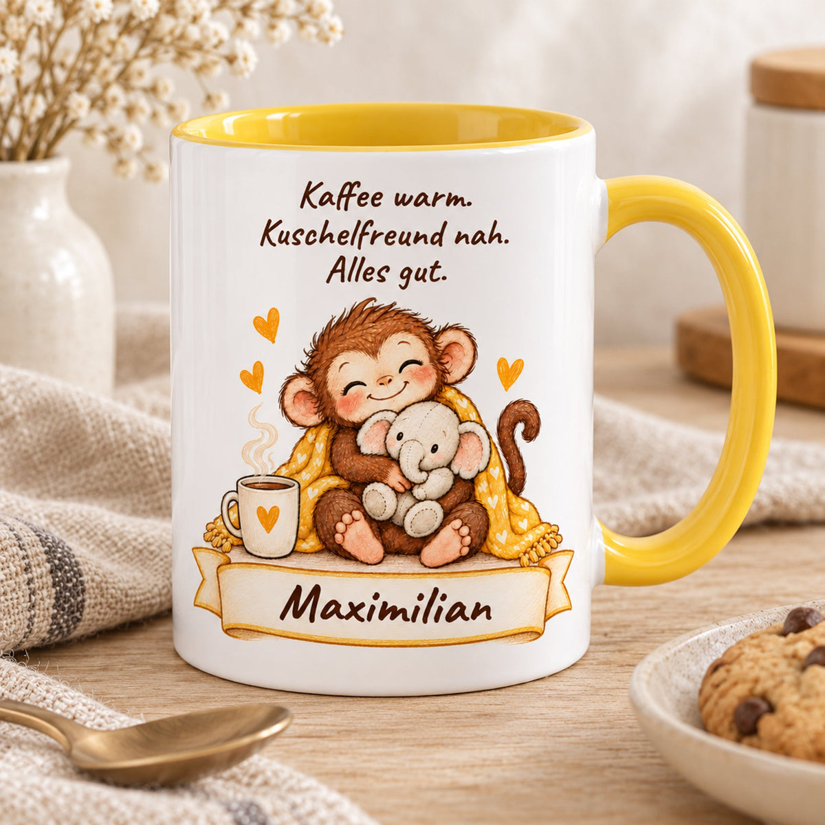 Kaffeepause: gelbe personalisierte Tasse mit Baby-Affe, Motiv Kuschelfreund Elefant, Beispielname Maximilian