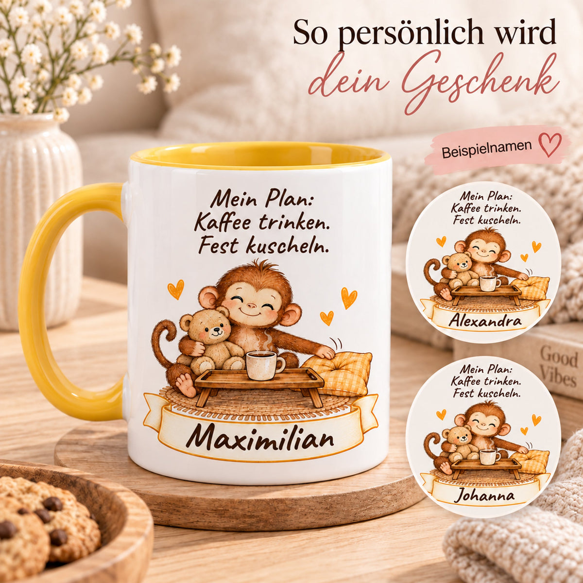 Personalisierung: gelbe personalisierte Tasse mit Baby-Affe, Motiv Kaffee und Kuscheln, Beispielname Maximilian; weitere gekennzeichnete Beispielnamen Alexandra und Johanna