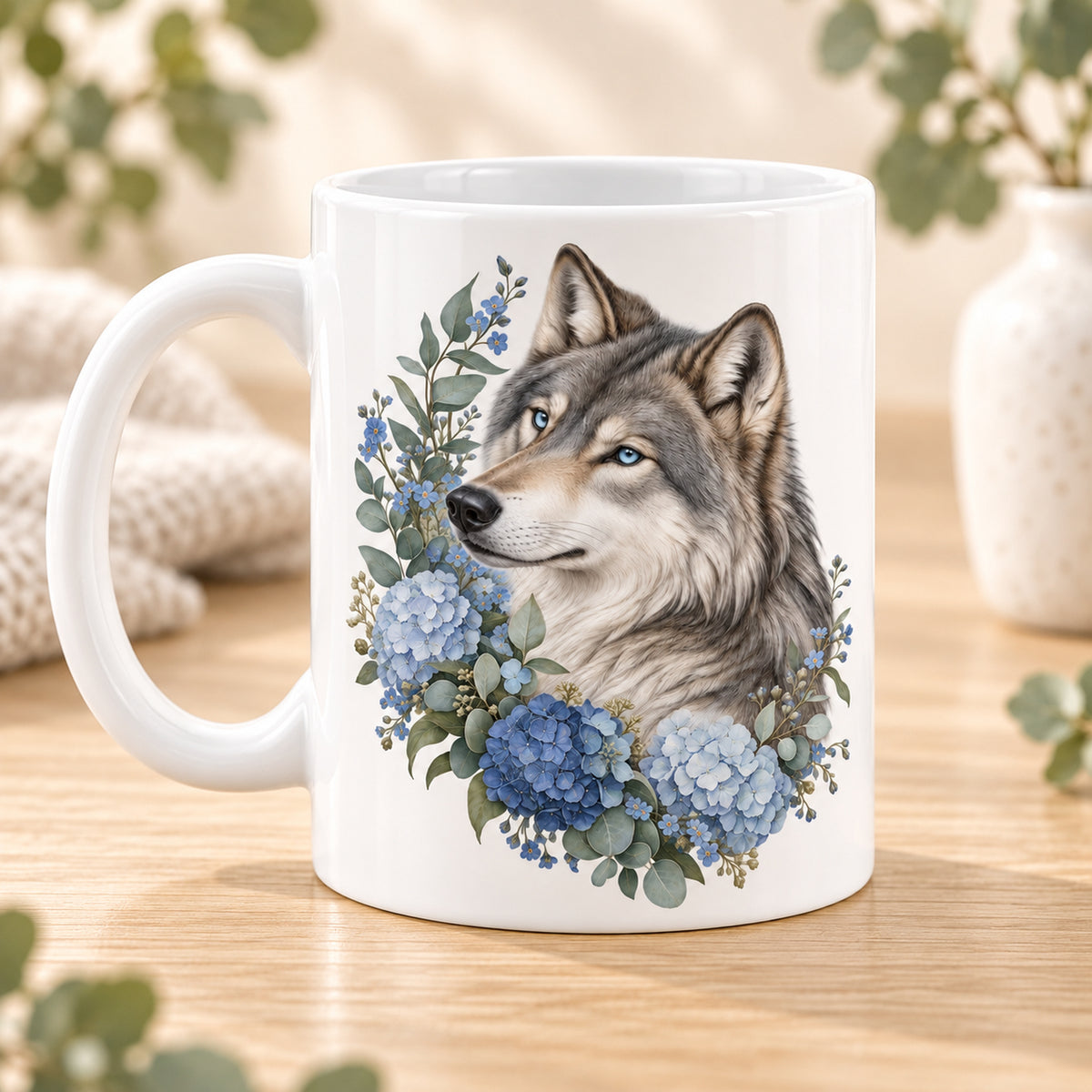 Weiße Wolf-Tasse Waldblau mit blauen Blumen – Rückseite mit gleichem Motiv