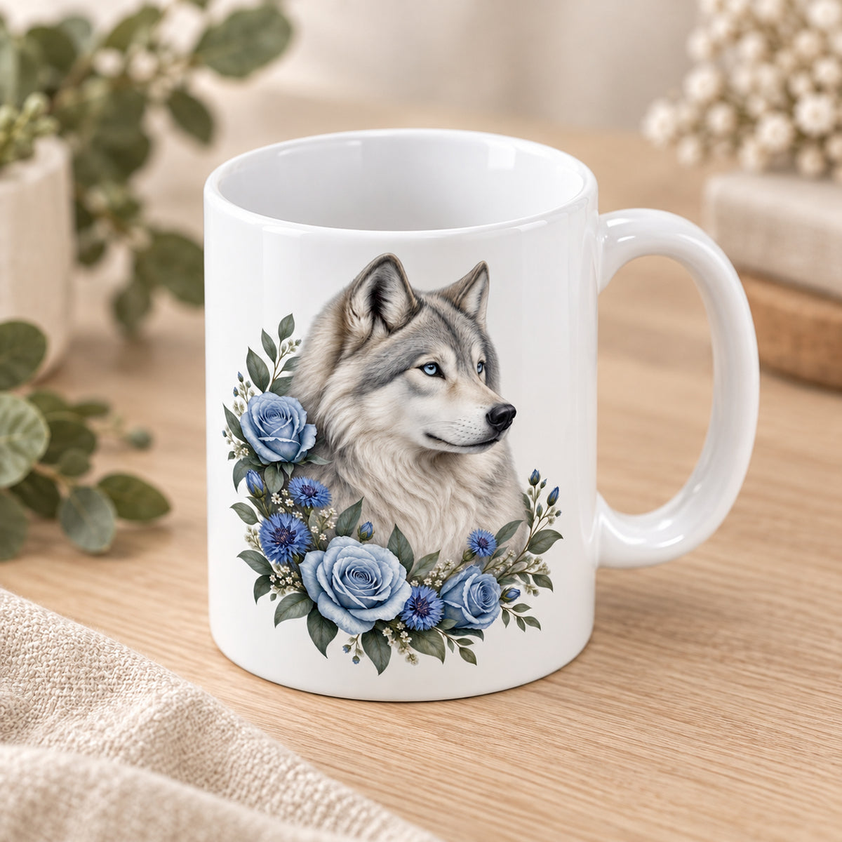 Weiße Wolf-Tasse Nordlichtblüten mit blauen Blumen – Seitenansicht