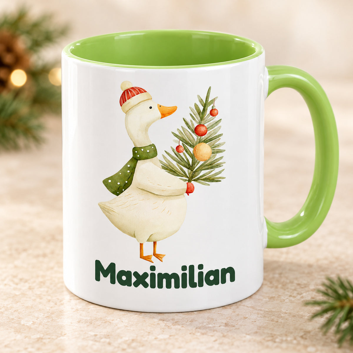 Hellgrüne Keramiktasse mit Gans mit Tannenzweig und Maximilian in einer schrägen Ansicht