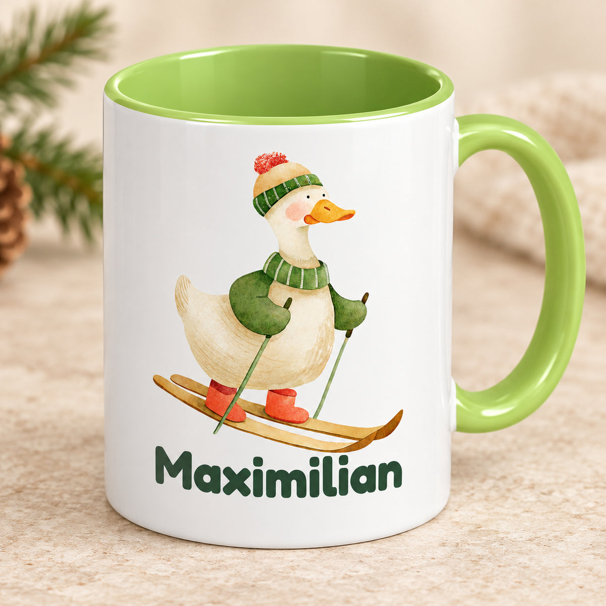 Hellgrüne Keramiktasse mit Gans auf Skiern und Maximilian in einer schrägen Ansicht