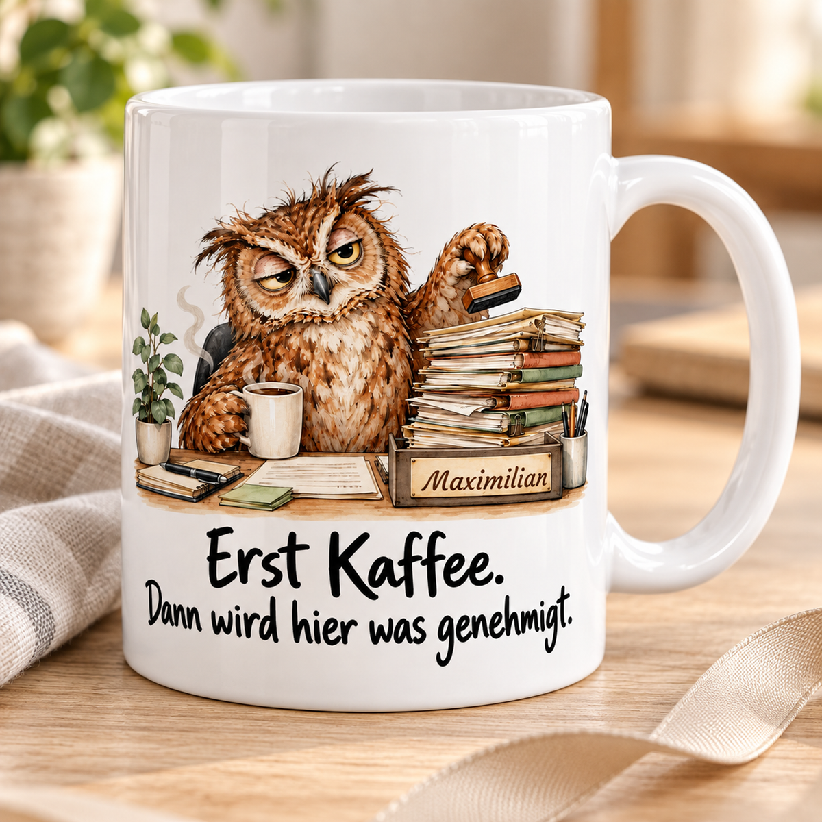 Verwaltung: weiße Tasse mit Eule-Berufsmotiv, Spruch und Beispielname Maximilian – Alltagsszene